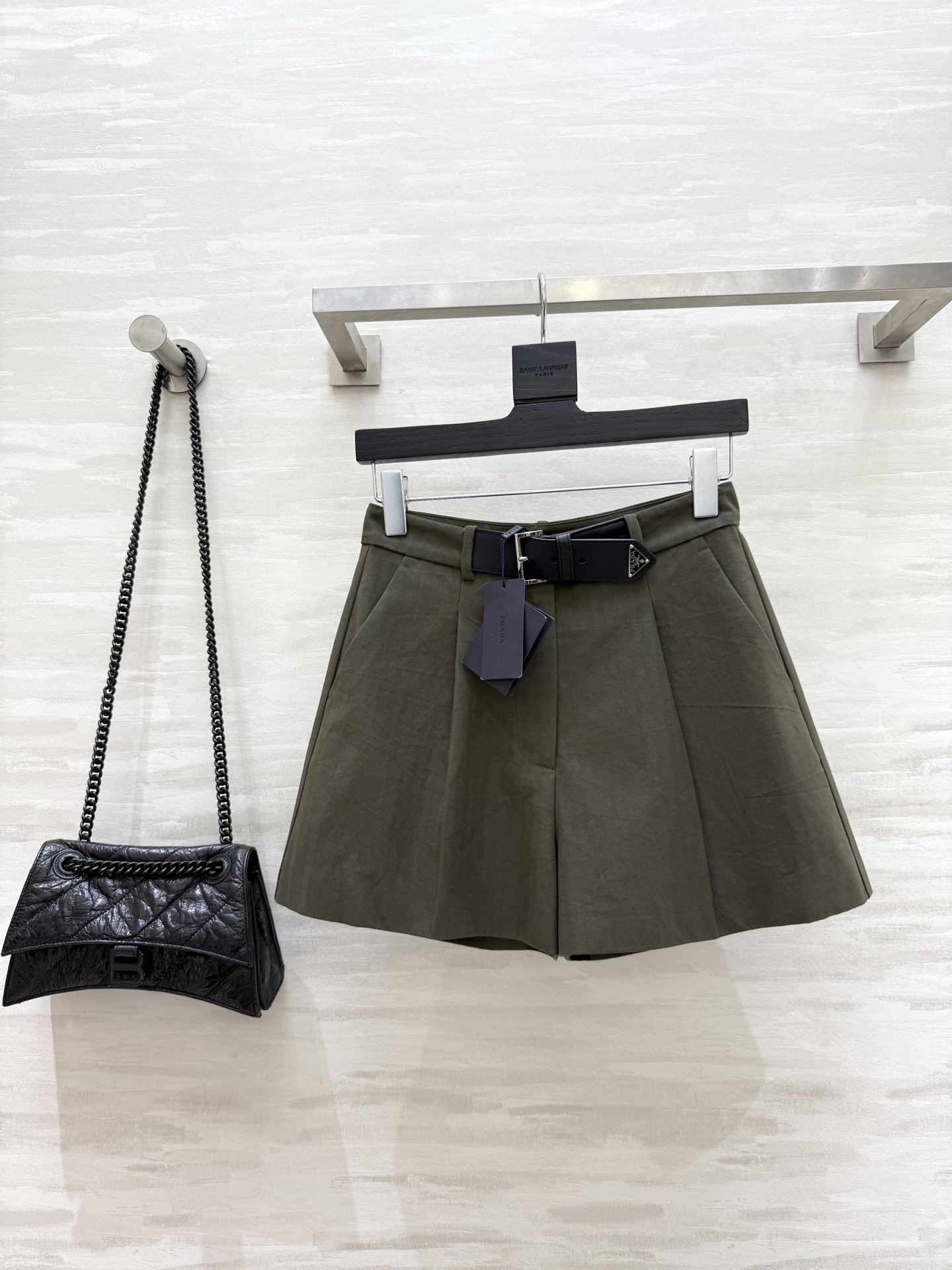 NO:474594,#Prad early autumn new style leather brand decorative shorts pants are invincible and beautiful. Custom leather brand decoration with mold opening. High quality. SizeS/M/L (size size 66, hip circumference 86, pants length 37), prada, shorts, alexander wang19860909#Prad早秋新款 皮牌装饰短裤 裤型无敌好看 开模定制皮牌装饰 高品质 现货来sizeS/M/L（s码腰围66,臀围86,裤长37）,,prada,shorts,alexander wang,Women's clothing