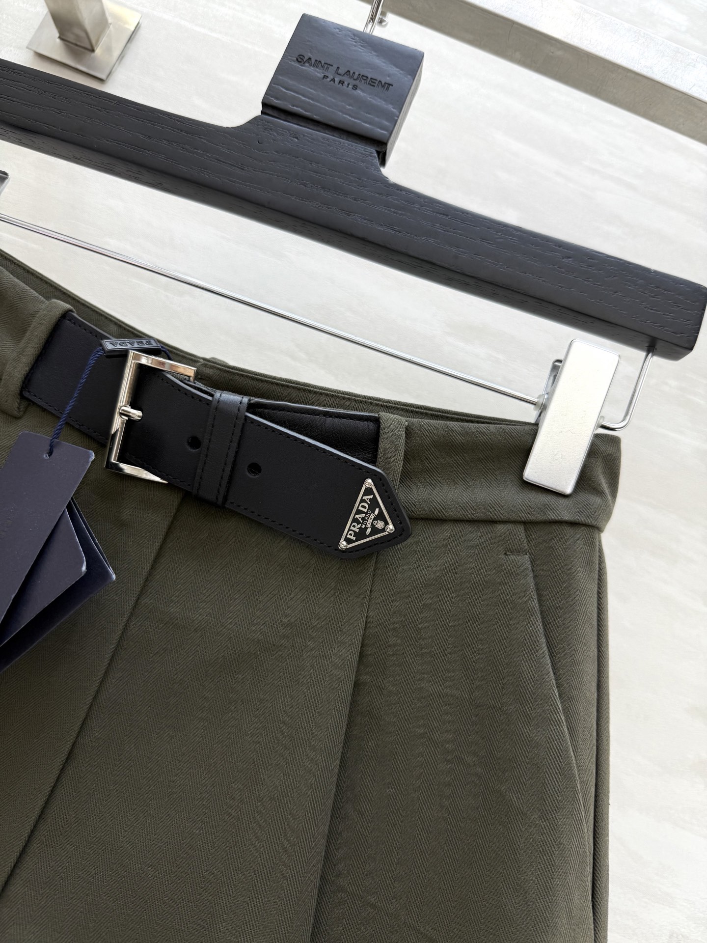 #Prad♡²⁵早秋新款 皮牌装饰短裤 裤型无敌好看 开模定制皮牌装饰 高品质 现货来size：S/M/