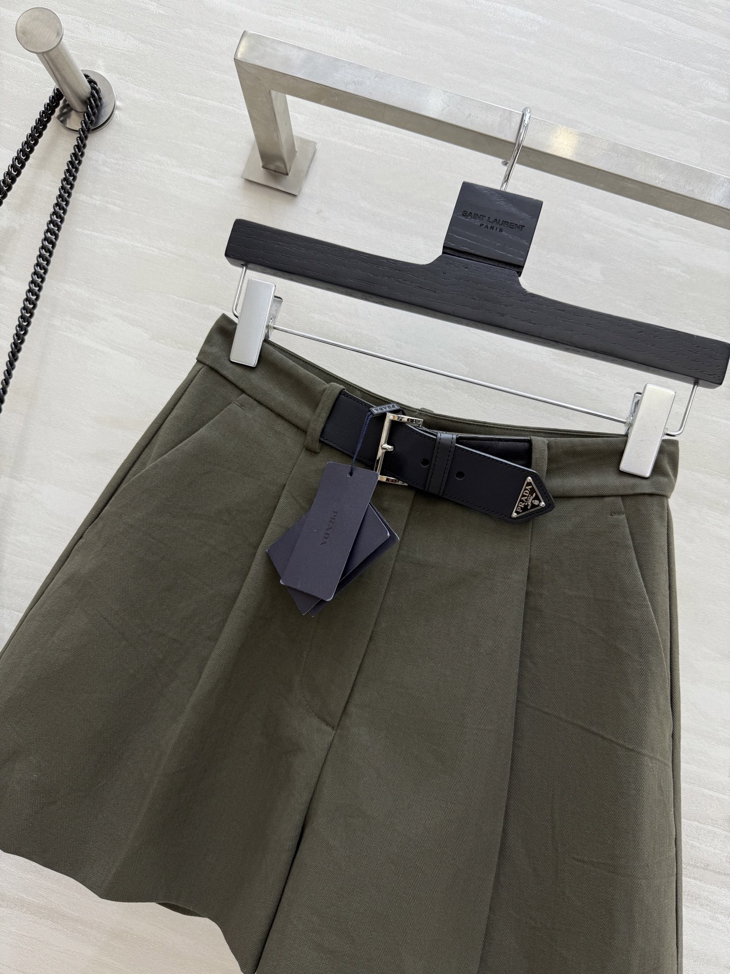 #Prad♡²⁵早秋新款 皮牌装饰短裤 裤型无敌好看 开模定制皮牌装饰 高品质 现货来size：S/M/