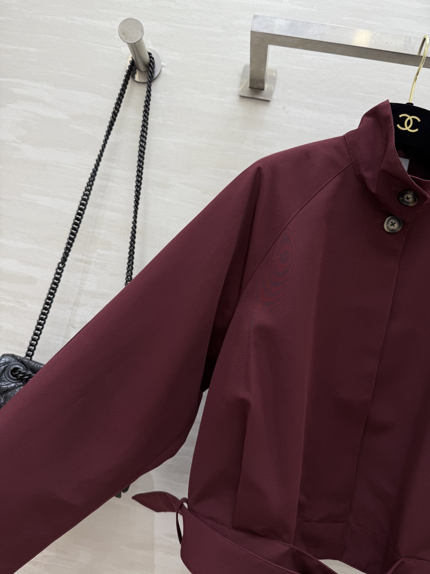 #LOEW♡²⁵勃艮第红立领风衣 这件新款勃艮第红立领风衣真的让人挪不开眼！高级质感下的格调不言而喻 整