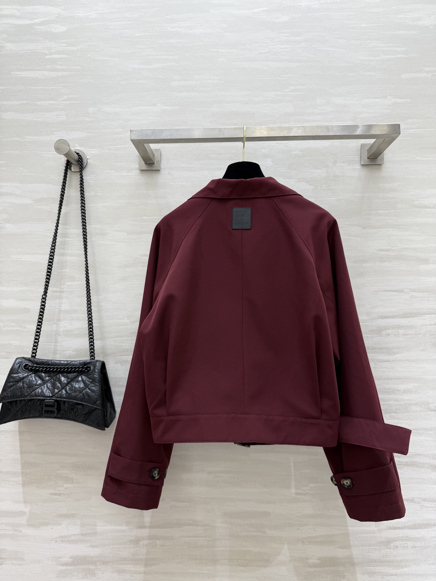 #LOEW♡²⁵勃艮第红立领风衣 这件新款勃艮第红立领风衣真的让人挪不开眼！高级质感下的格调不言而喻 整