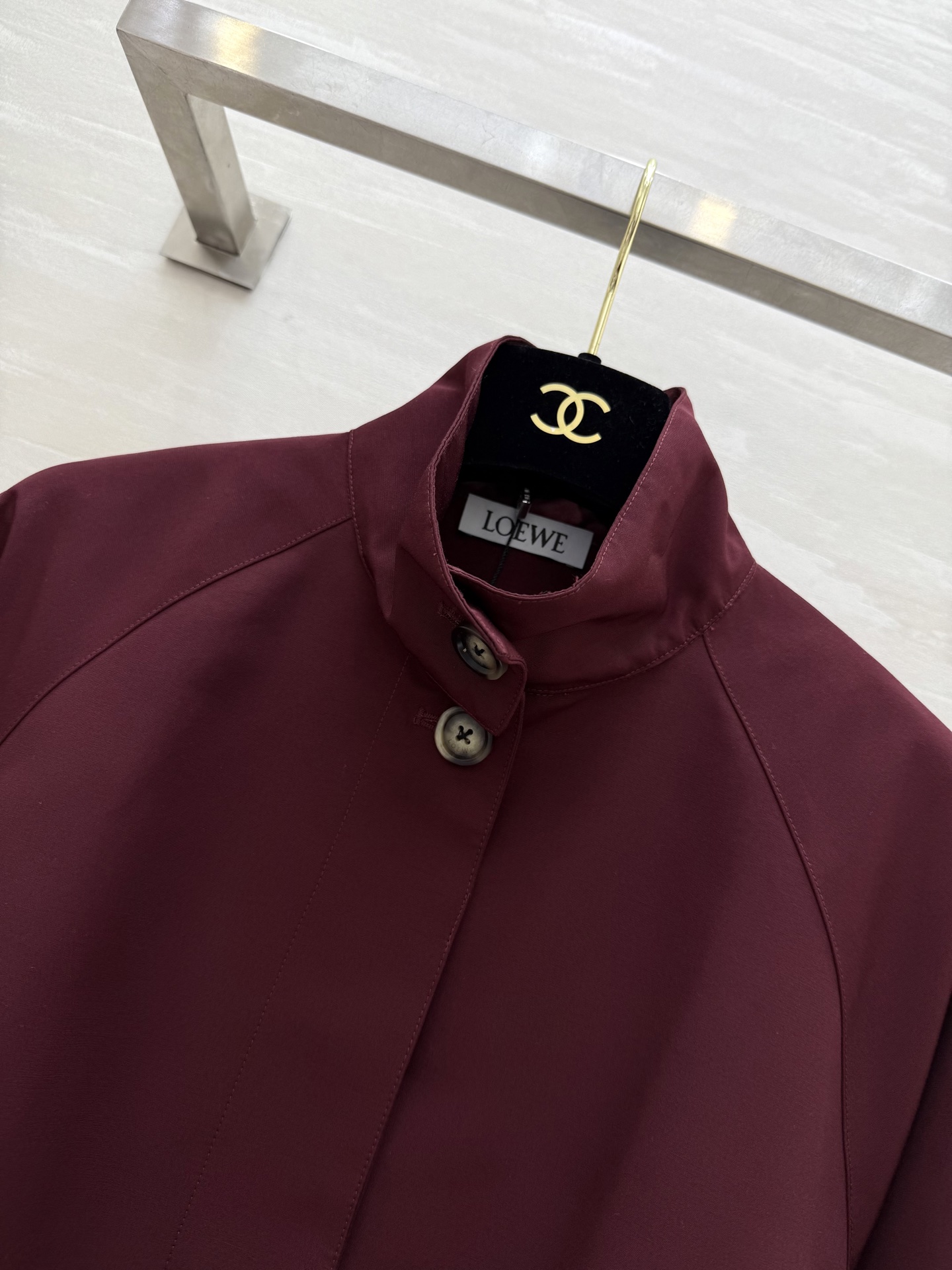 #LOEW♡²⁵勃艮第红立领风衣 这件新款勃艮第红立领风衣真的让人挪不开眼！高级质感下的格调不言而喻 整