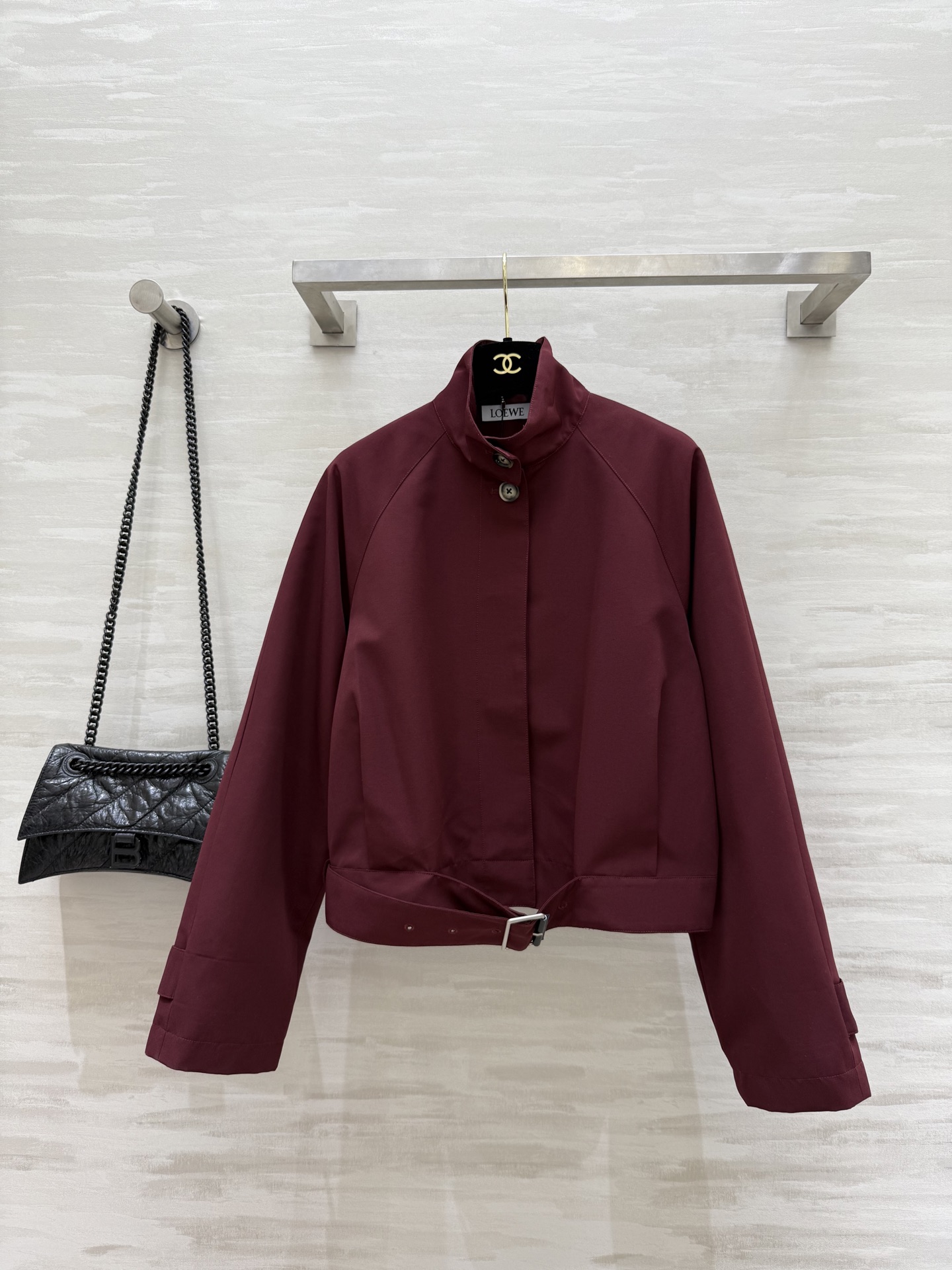 NO:474614,#LOEW Burgundy Red Stand Collar Trench Coat This new Burgundy Red Stand Collar Trench Coat is really eye-catching!  The style under high-quality texture is self-evident. The overall upper body style looks thin. High-quality customization. SizeS/M/L (size s size 100, garment length 50), loewe, alexander wang19860909#LOEW勃艮第红立领风衣 这件新款勃艮第红立领风衣真的让人挪不开眼！高级质感下的格调不言而喻 整个上身的版型显得人薄薄的 高品质定制 现货来sizeS/M/L（s码胸围100,衣长50）,,loewe,alexander wang,Women's clothing