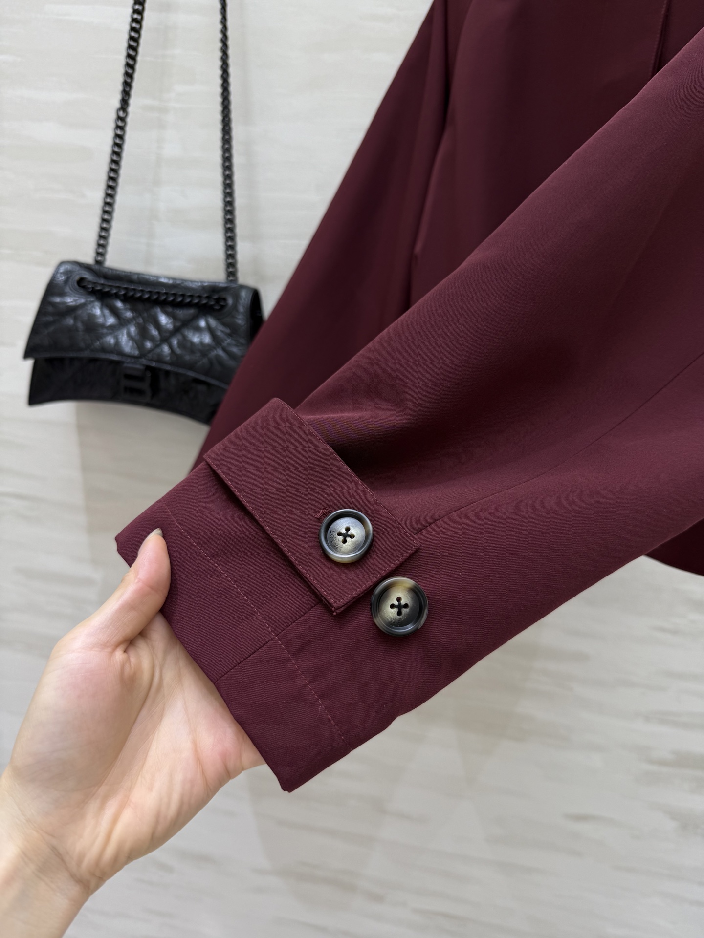 #LOEW♡²⁵勃艮第红立领风衣 这件新款勃艮第红立领风衣真的让人挪不开眼！高级质感下的格调不言而喻 整