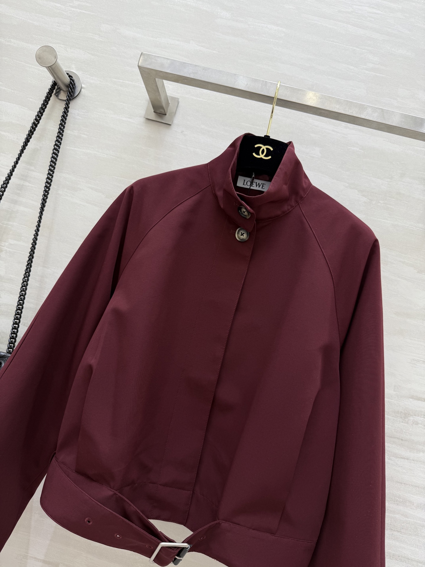 #LOEW♡²⁵勃艮第红立领风衣 这件新款勃艮第红立领风衣真的让人挪不开眼！高级质感下的格调不言而喻 整