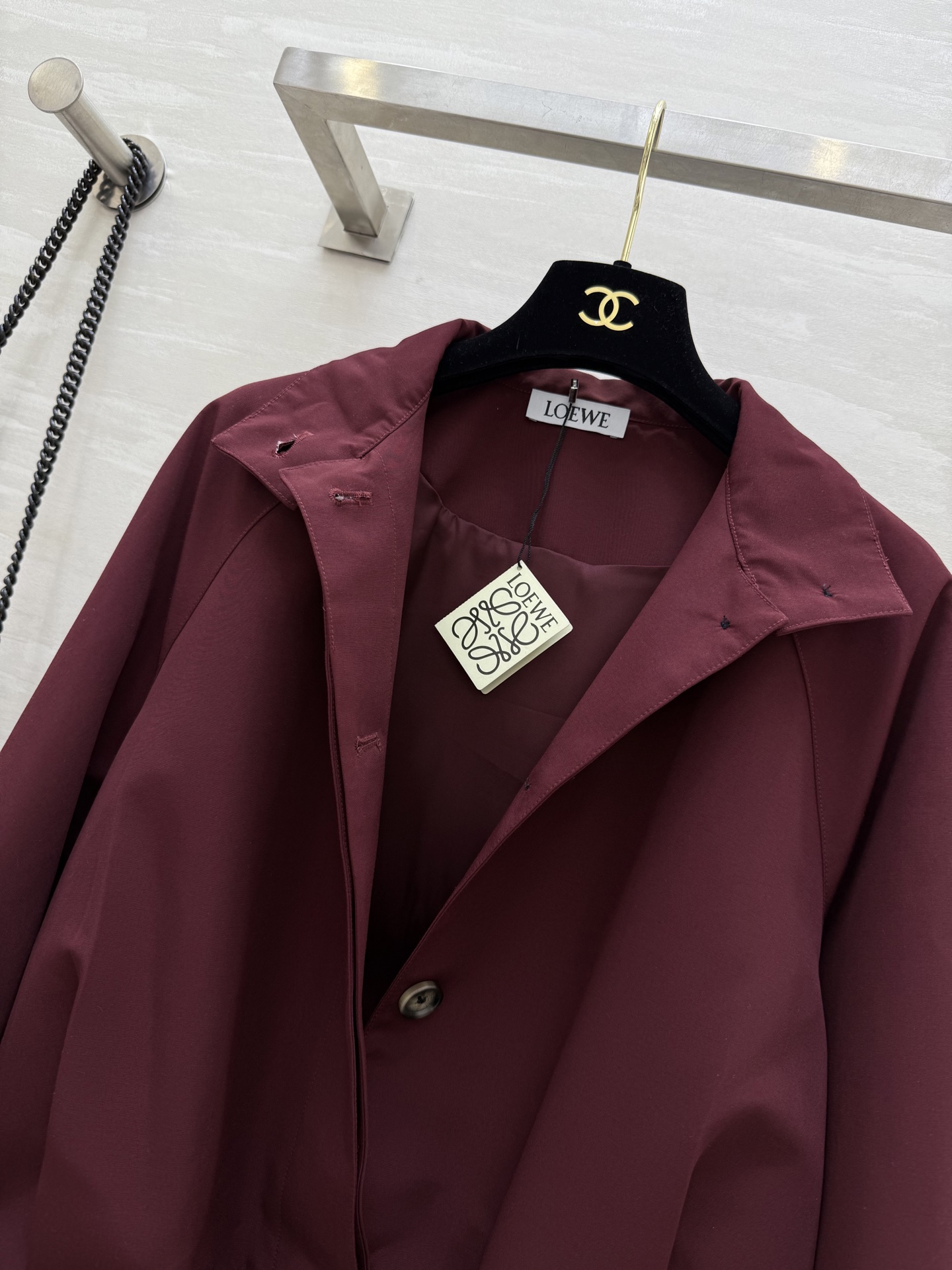 #LOEW♡²⁵勃艮第红立领风衣 这件新款勃艮第红立领风衣真的让人挪不开眼！高级质感下的格调不言而喻 整