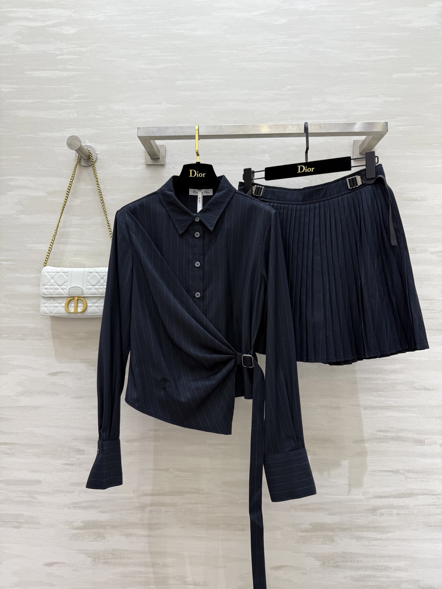 NO:474634,Shirt, skirt.#DIO early autumn new style, high-end lady temperament set, casual and high-end highly recommended, waist-hugging design creates daily exquisite shape, rich and diverse handsome style, high-end striped fabric, imported machine pleated treatment, age-reducing skirt, romantic temperament, elegant and charming, slim and tall, a must-have versatile artifact in the closet, little fairies show off!  High quality, spot in stock, can be sold in sizeS/M/L (size shirt with shoulder width of 39, bust 92, length of 47, skirt waist 66, skirt length of 40), dior, skirt ts, alexander wang19860909衬衣,半裙.#DIO早秋新款 高级lady气质套装 随性高级强烈推荐一套搭配 收腰设计打造日常精致造型 丰富多元的帅气风格 高级条纹面料 进口机压褶处理 减龄裙摆浪漫气质优雅迷人 上身显瘦又高挑 衣橱里必备的百搭神器 小仙女们秀起来！高品质 现货来 可分开发售sizeS/M/L（s码衬衣肩宽39,胸围92,衣长47 ,半裙腰围66,裙长40）,,dior,skirts,alexander wang,Women's clothing