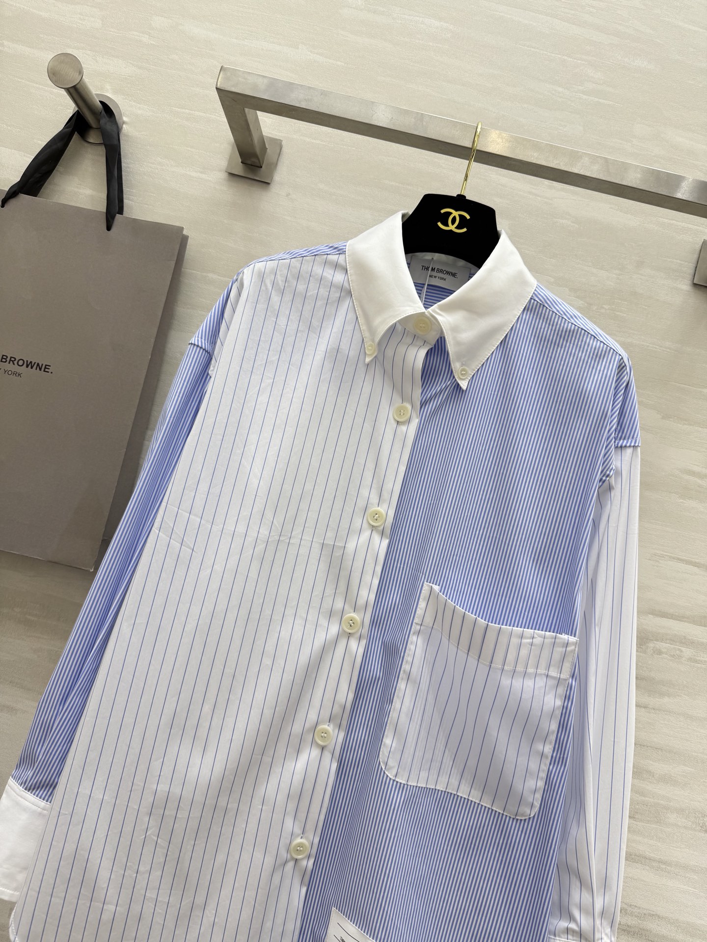 #TB/汤姆布朗²⁵早秋新款 拼色条纹长袖衬衣 经典三色条杠元素拼接内袖 休闲宽松版型设计显瘦又随性 自