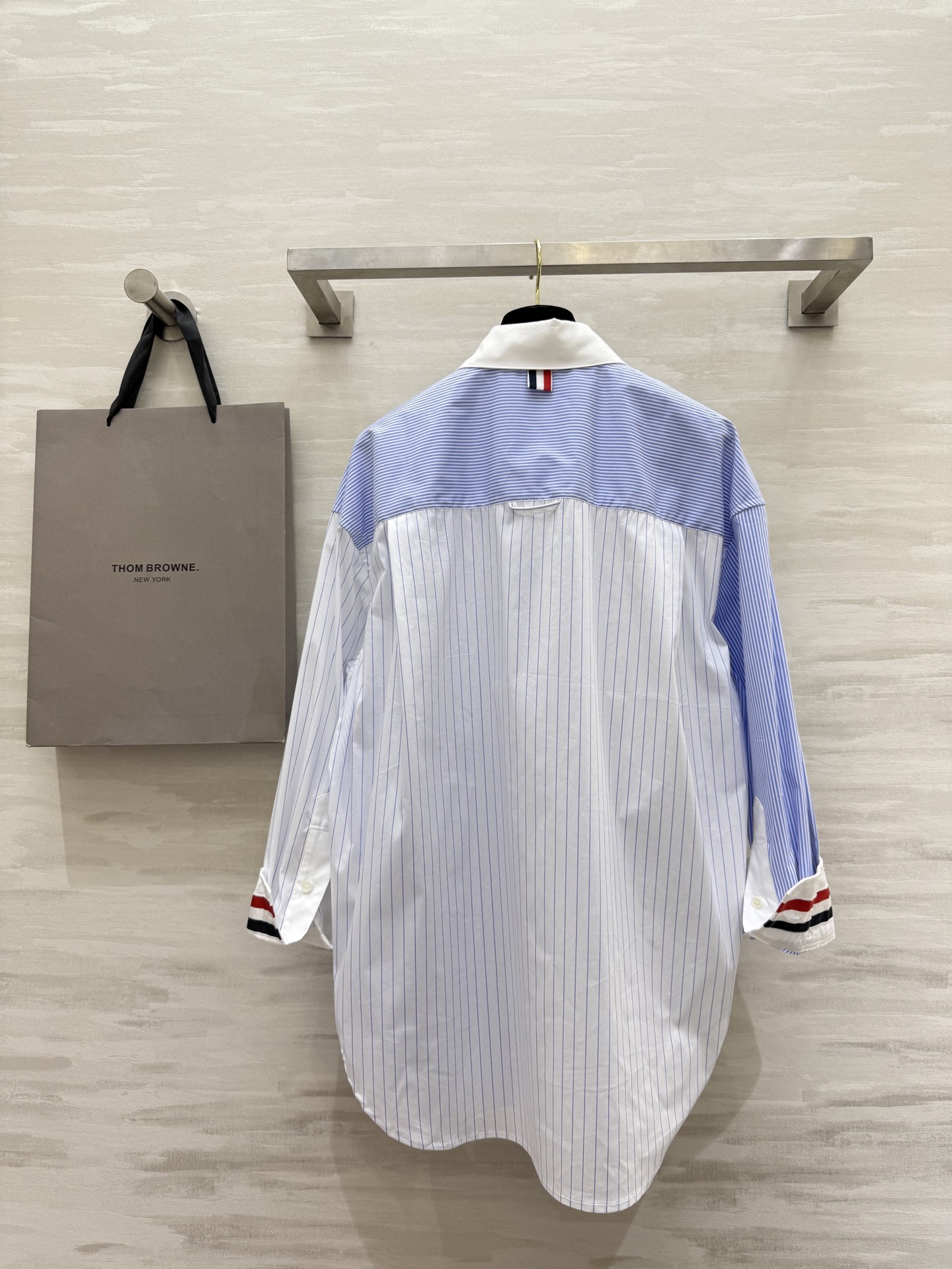 #TB/汤姆布朗²⁵早秋新款 拼色条纹长袖衬衣 经典三色条杠元素拼接内袖 休闲宽松版型设计显瘦又随性 自