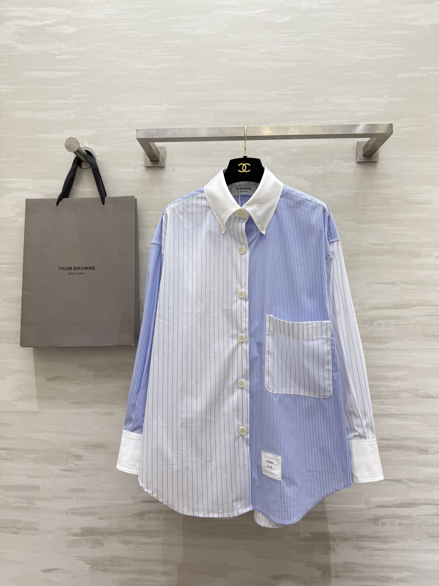 NO:474601,#TB/Tom Brown's new early autumn style color-blocked striped long-sleeved shirt, classic three-color striped bar elements spliced ​​inner sleeves, casual and loose style design makes you look slim and casual, with a boyfriend-style handsome feel, custom-made pure cotton fabric is super texture, it looks good in single layering, daily commuting, men and women's same style must be purchased in early autumn, high-quality customization, spot first-time sizeS/M/L (size s size 116, front length 74, back length 78),,thom browne,alexander wang19860909#TB/汤姆布朗早秋新款 拼色条纹长袖衬衣 经典三色条杠元素拼接内袖 休闲宽松版型设计显瘦又随性 自带男友风帅气感 定制纯棉面料质感超赞 单穿叠穿都好好看 日常通勤皆可 男女同款早秋必入款 高品质定制 现货首发sizeS/M/L（s码胸围116,前长74,后长78）,,thom browne,alexander wang,Women's clothing