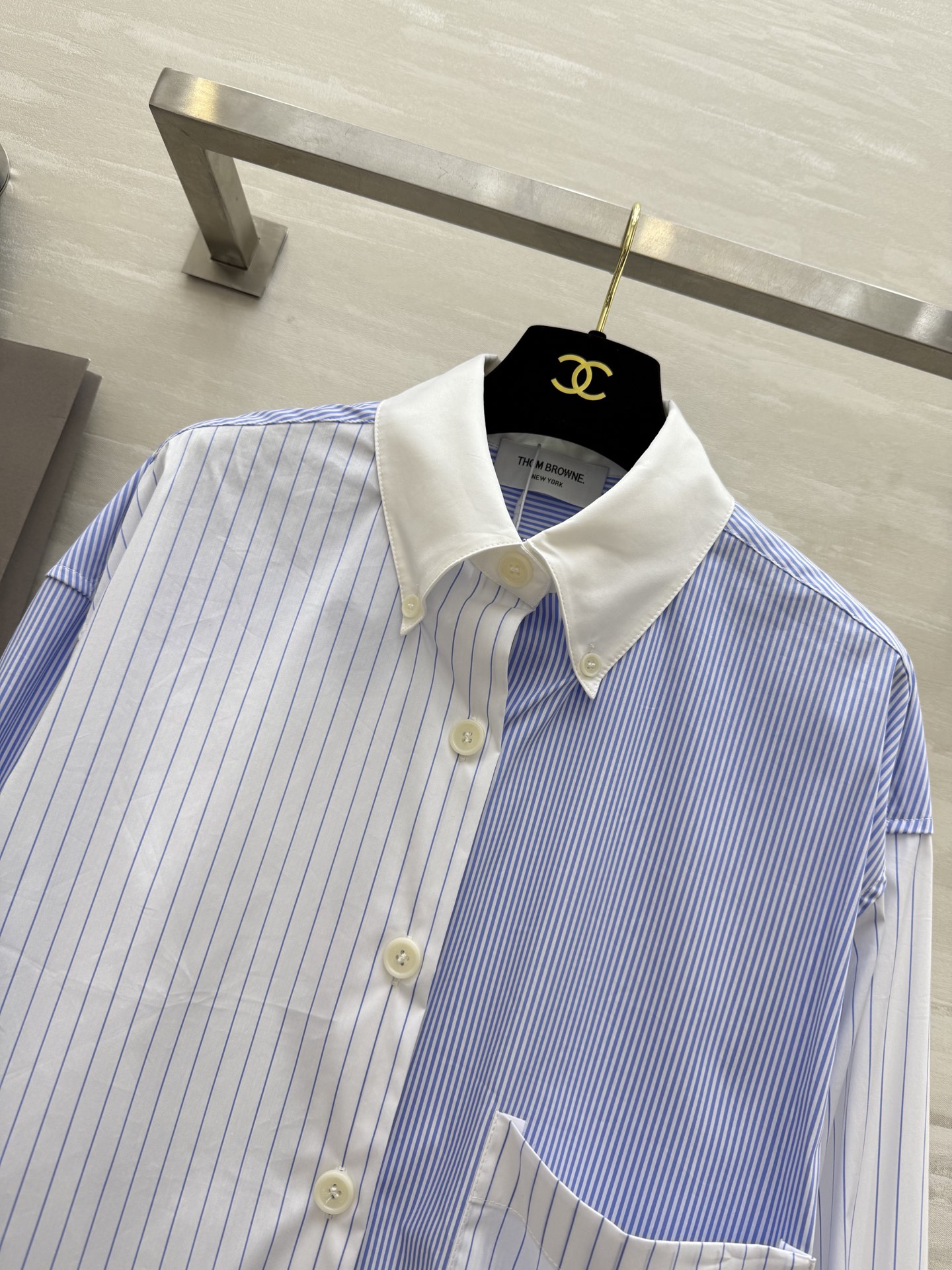 #TB/汤姆布朗²⁵早秋新款 拼色条纹长袖衬衣 经典三色条杠元素拼接内袖 休闲宽松版型设计显瘦又随性 自