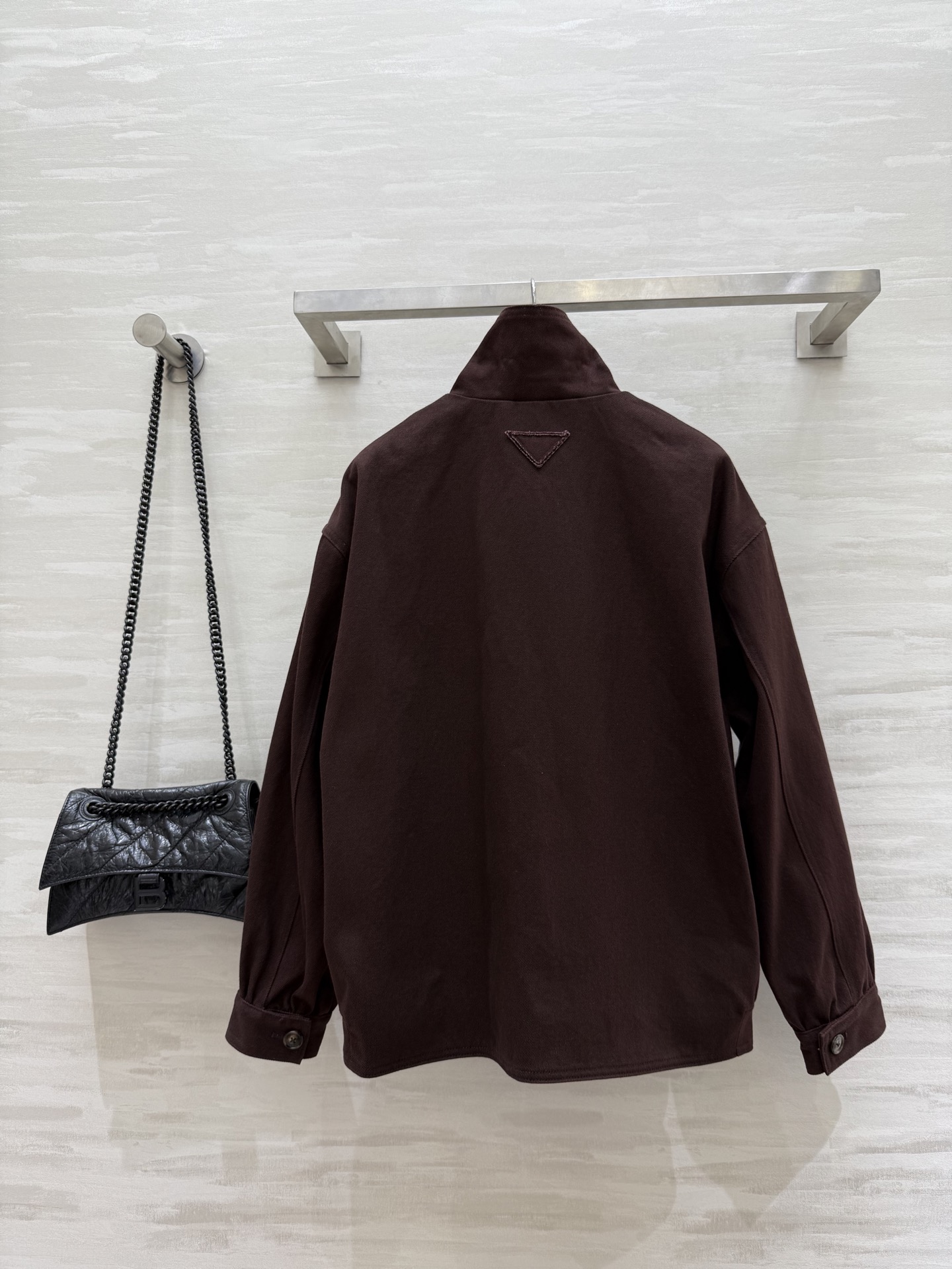 #Prad♡²⁵秋冬新款 双层三角标 立领风衣外套 工装风设计感 可时髦可帅气 街头风满满 经典廓形的剪