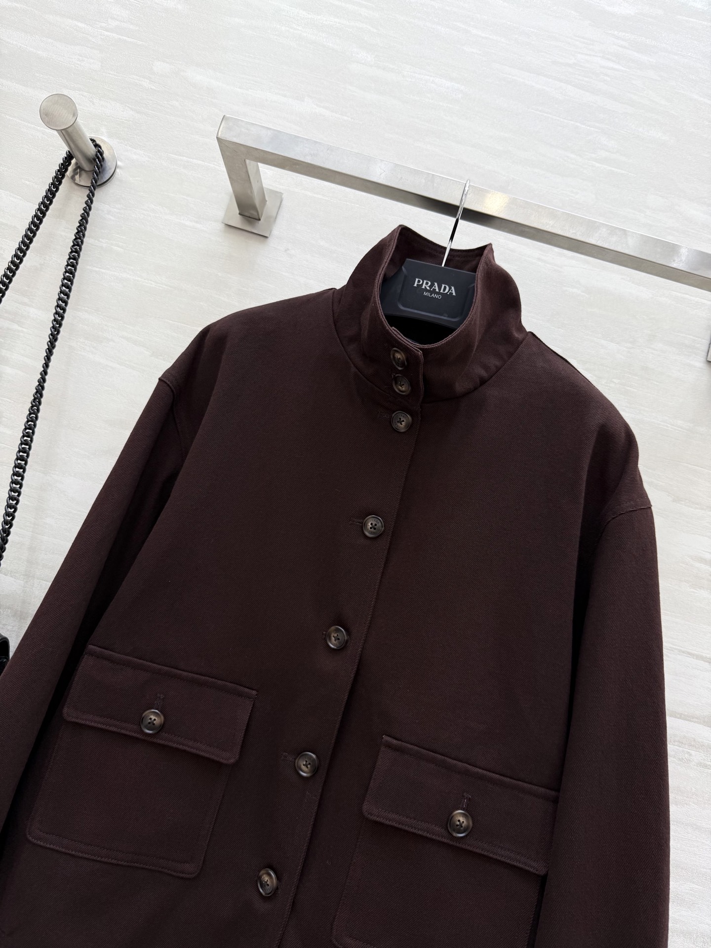 #Prad♡²⁵秋冬新款 双层三角标 立领风衣外套 工装风设计感 可时髦可帅气 街头风满满 经典廓形的剪