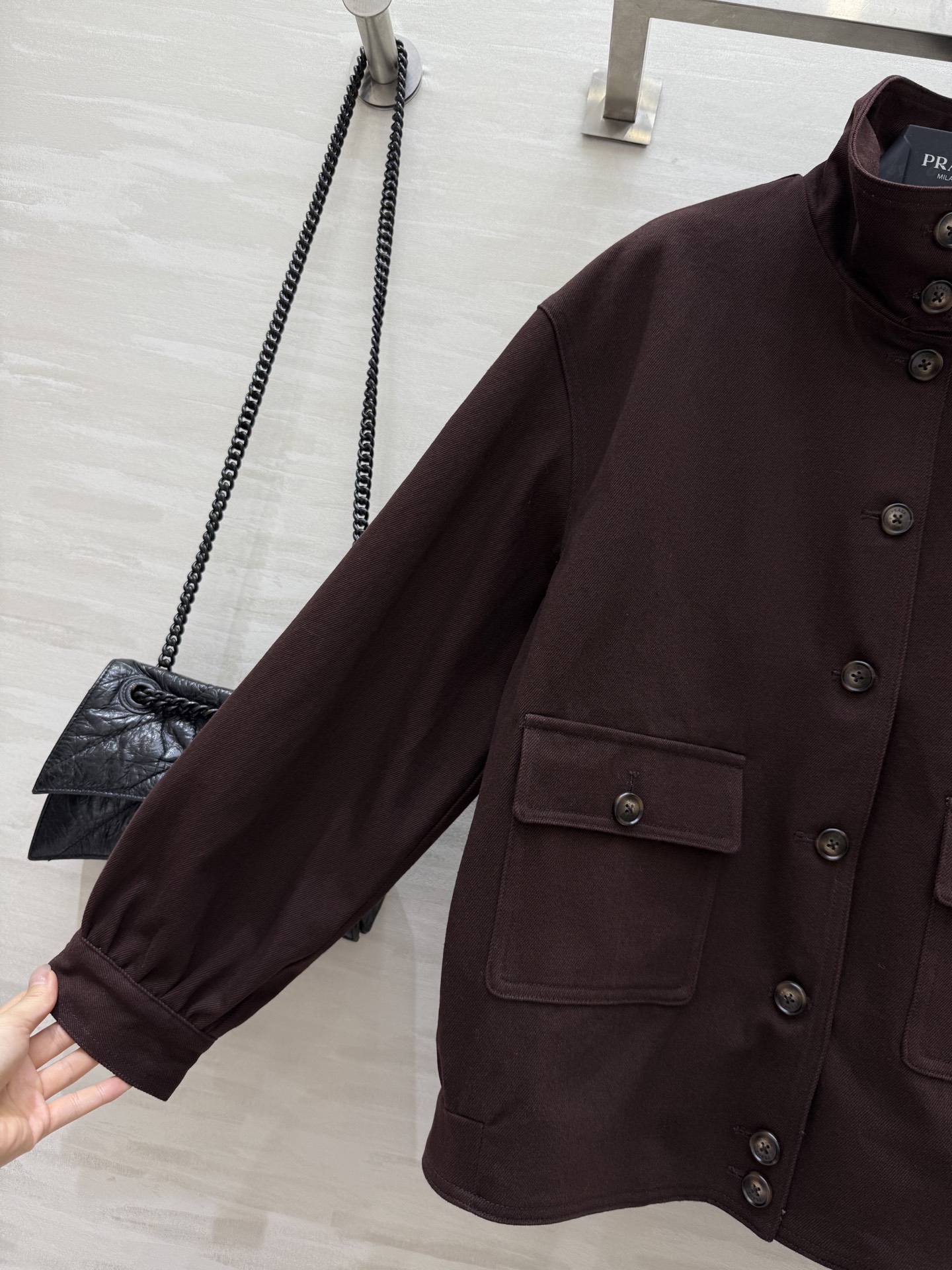 #Prad♡²⁵秋冬新款 双层三角标 立领风衣外套 工装风设计感 可时髦可帅气 街头风满满 经典廓形的剪