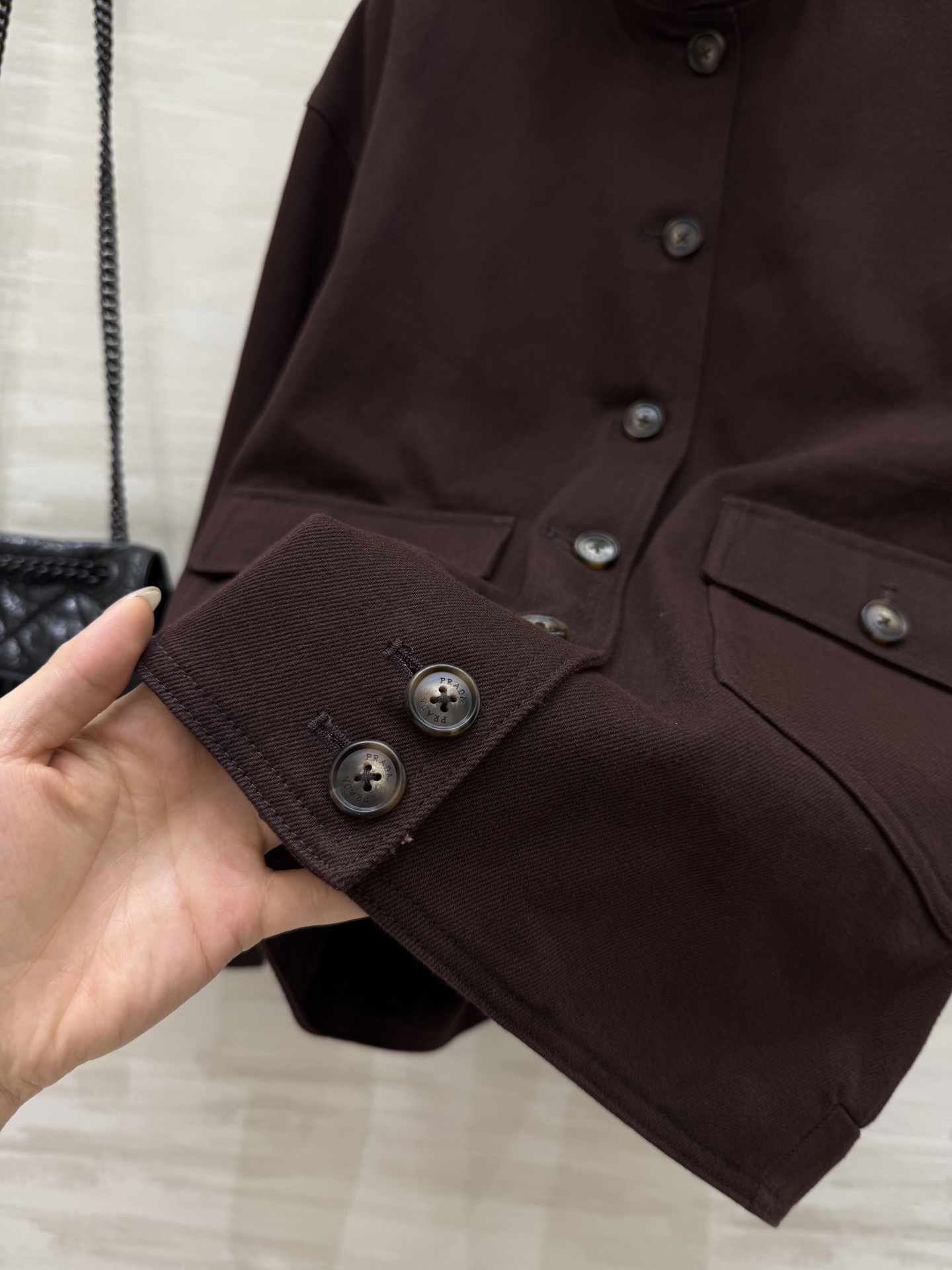 #Prad♡²⁵秋冬新款 双层三角标 立领风衣外套 工装风设计感 可时髦可帅气 街头风满满 经典廓形的剪