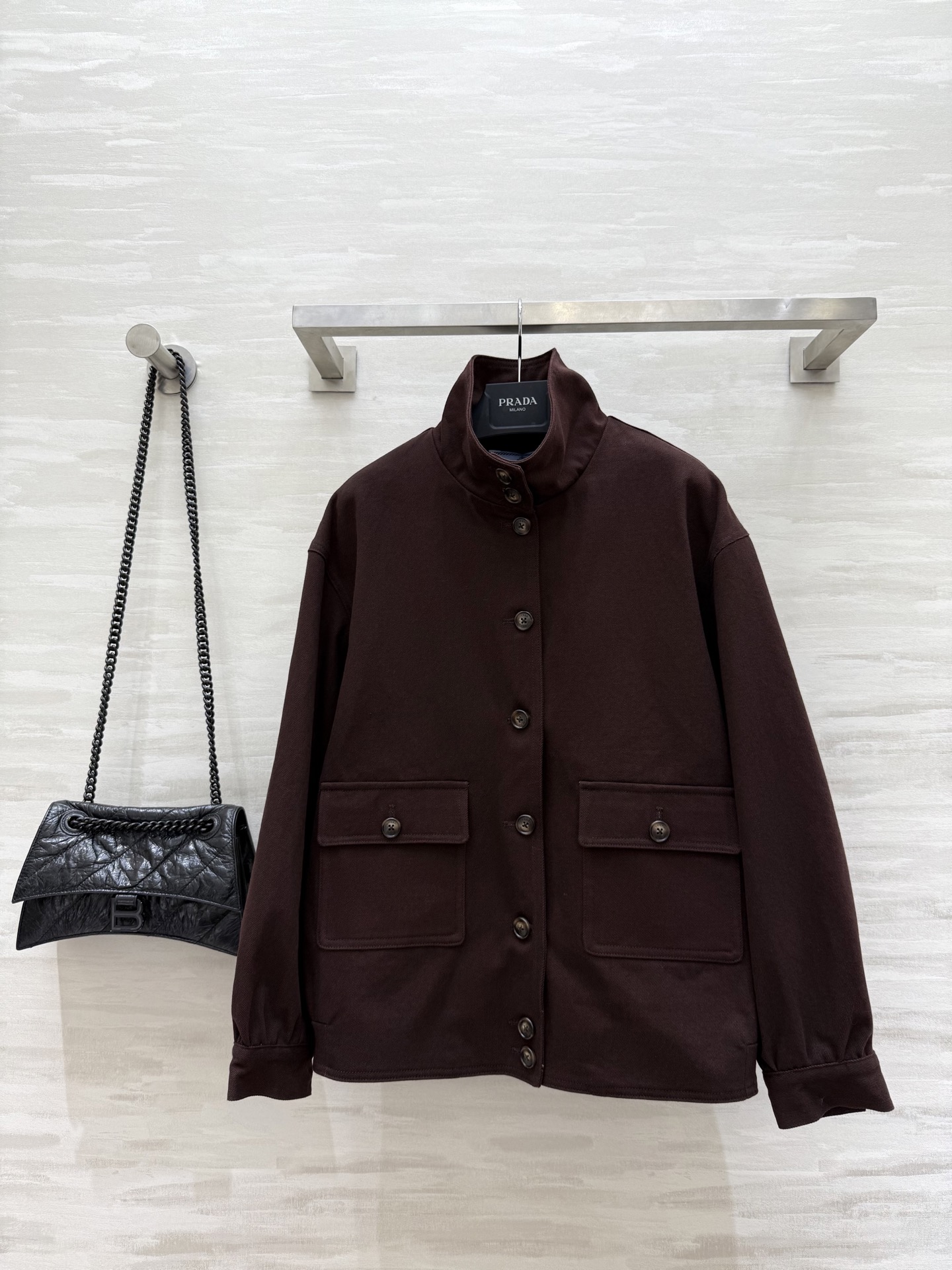 NO:474611,#Prad autumn and winter new style, double-layer triangle mark, stand-up collar windbreaker jacket, work style design, fashionable and handsome, street style, classic silhouette cut, made of cotton windbreaker fabric, full of detail, Maillard color, fashionable and toneful, high quality, spot sizeS/M/L (size s size 48 shoulder width, bust 106, length 60),,prada, jackets & coats,alexander wang19860909#Prad秋冬新款 双层三角标 立领风衣外套 工装风设计感 可时髦可帅气 街头风满满 经典廓形的剪裁 采用全棉风衣面料 细节感满满 美拉德色系时髦有腔调感 高品质 现货来sizeS/M/L（s码肩宽48,胸围106,衣长60）,,prada,jackets & coats,alexander wang,Women's clothing