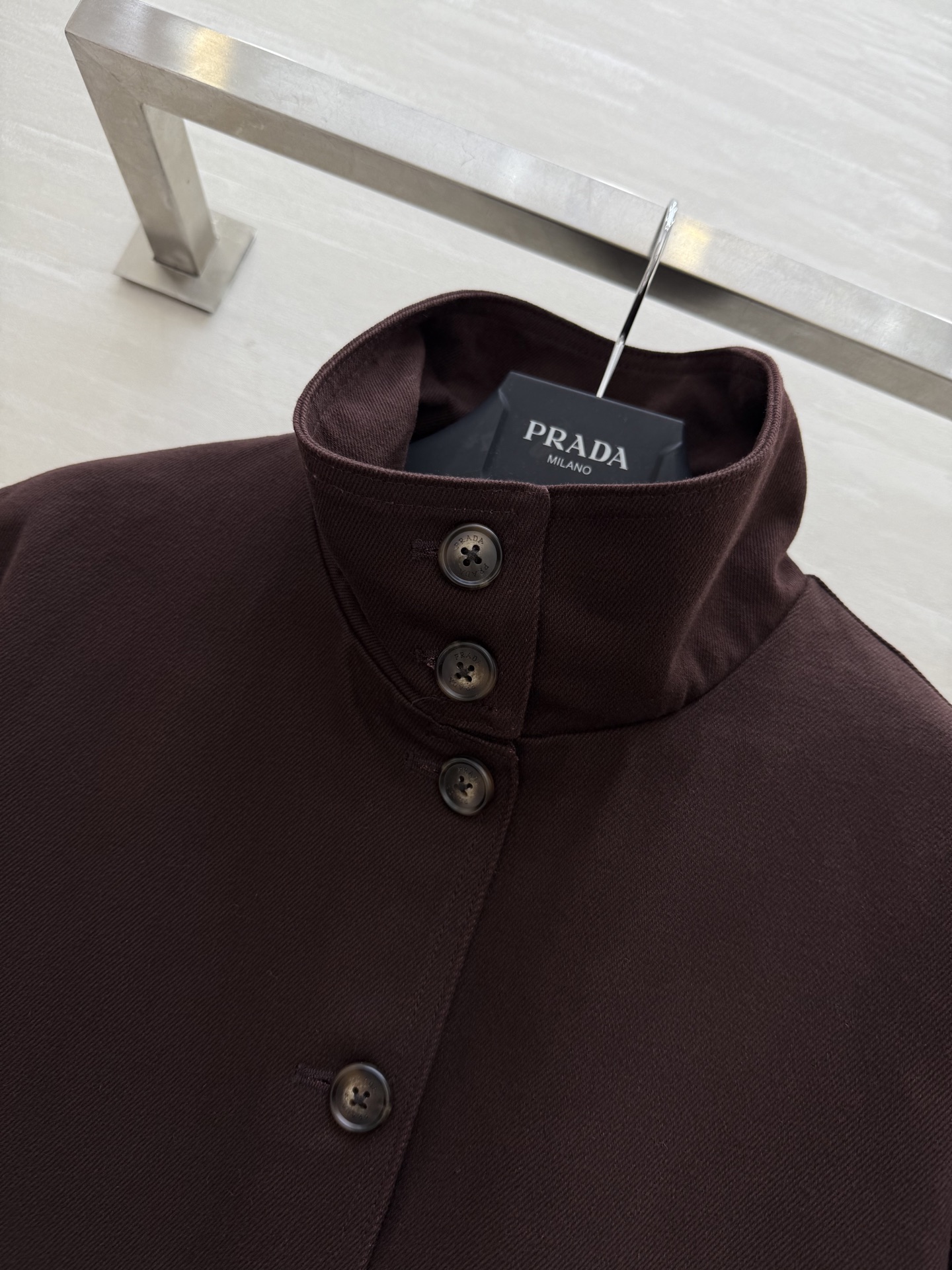 #Prad♡²⁵秋冬新款 双层三角标 立领风衣外套 工装风设计感 可时髦可帅气 街头风满满 经典廓形的剪