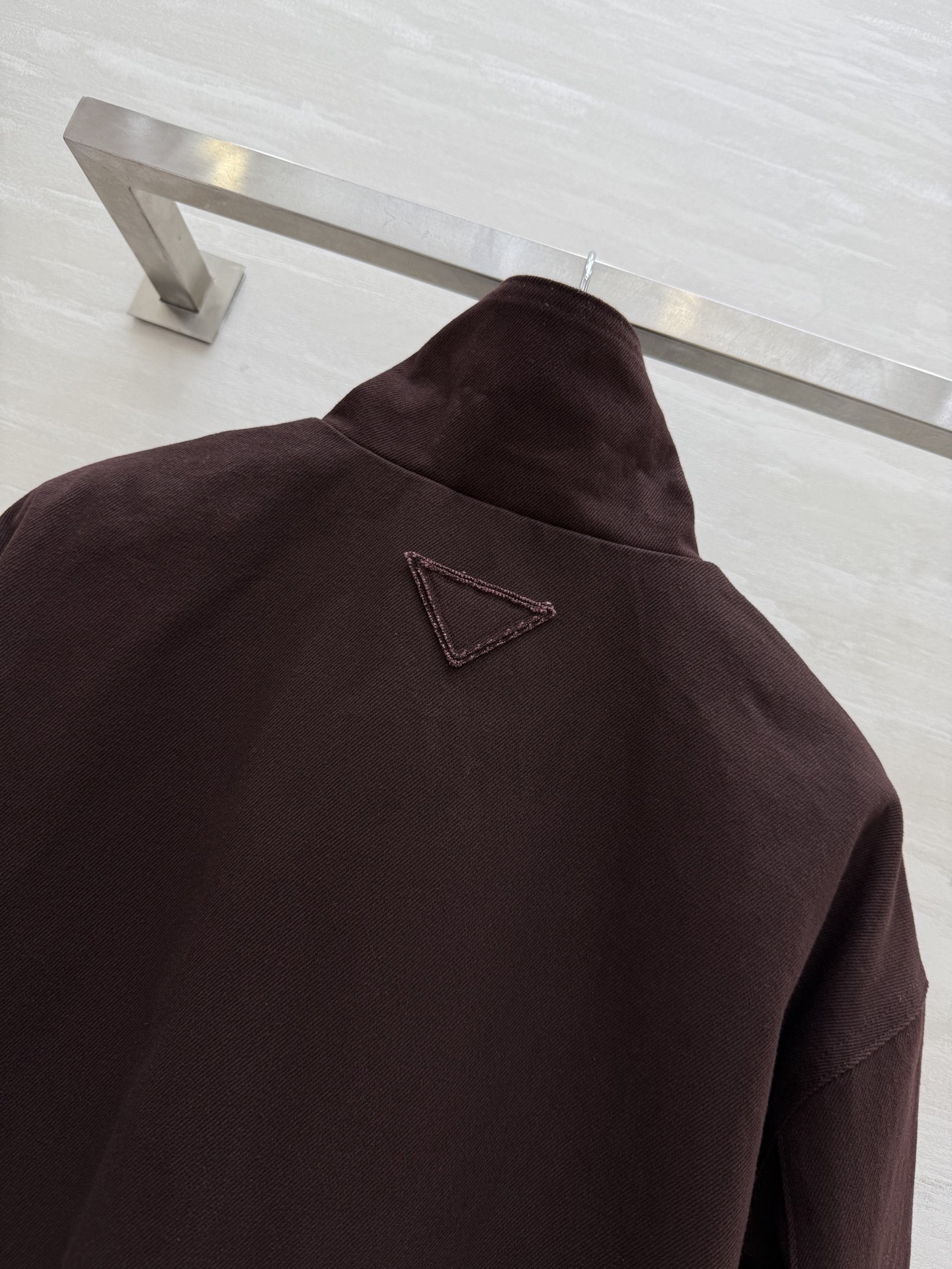 #Prad♡²⁵秋冬新款 双层三角标 立领风衣外套 工装风设计感 可时髦可帅气 街头风满满 经典廓形的剪