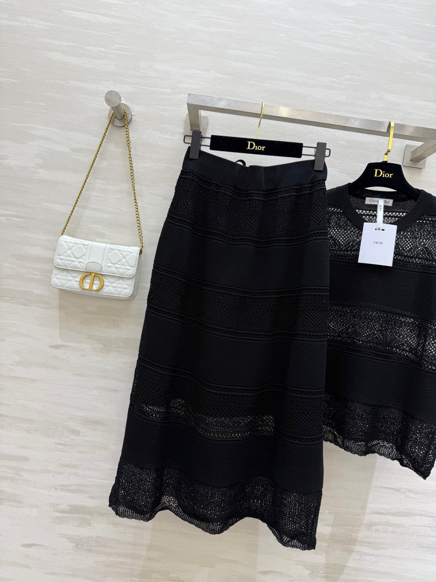 #DIO♡²⁵针织🧶套装裙 圆领设计经典大方修饰颈部线条 短袖款式搭配精致镂空花纹 若隐若现间透出性感与