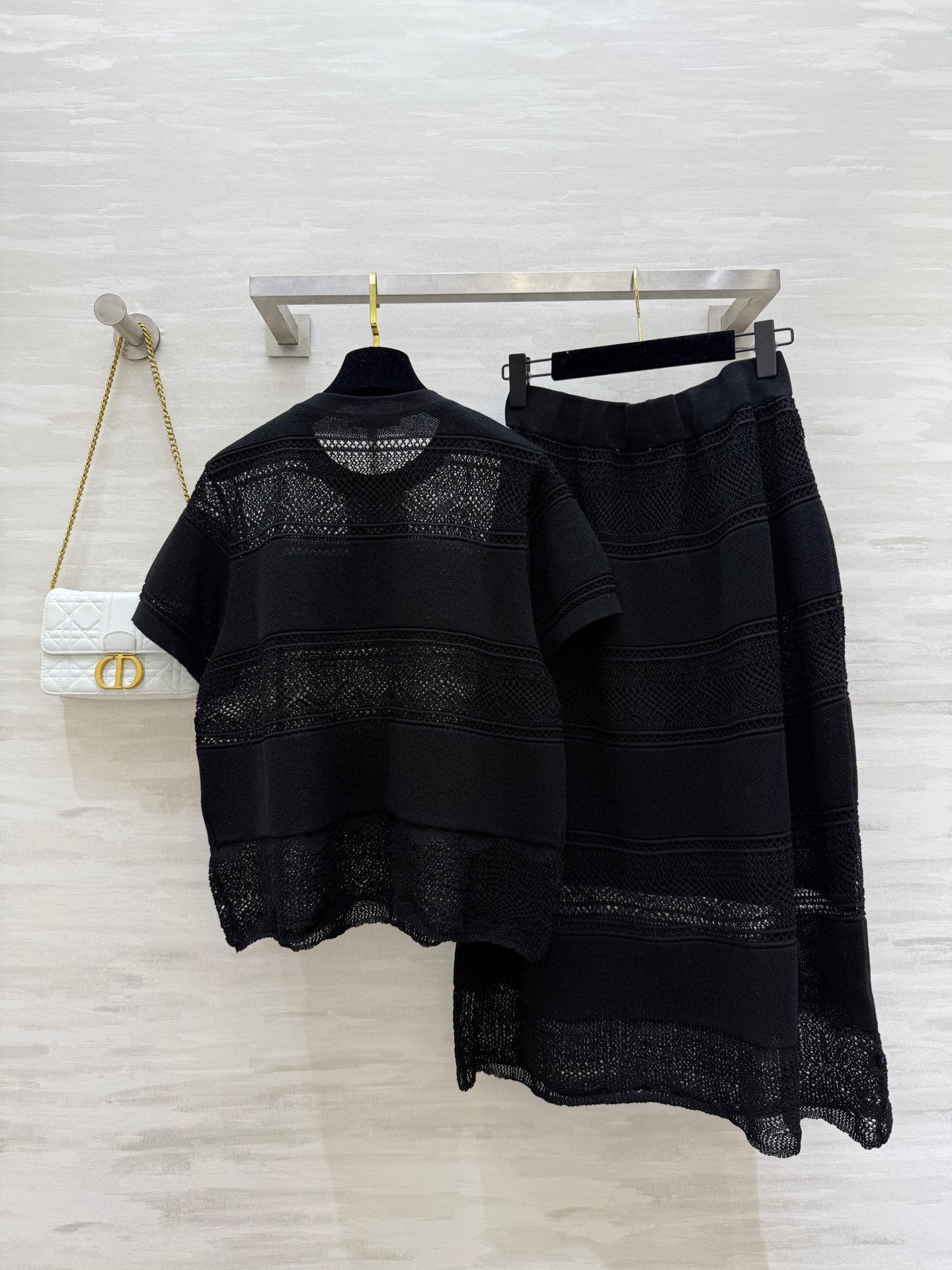 #DIO♡²⁵针织🧶套装裙 圆领设计经典大方修饰颈部线条 短袖款式搭配精致镂空花纹 若隐若现间透出性感与