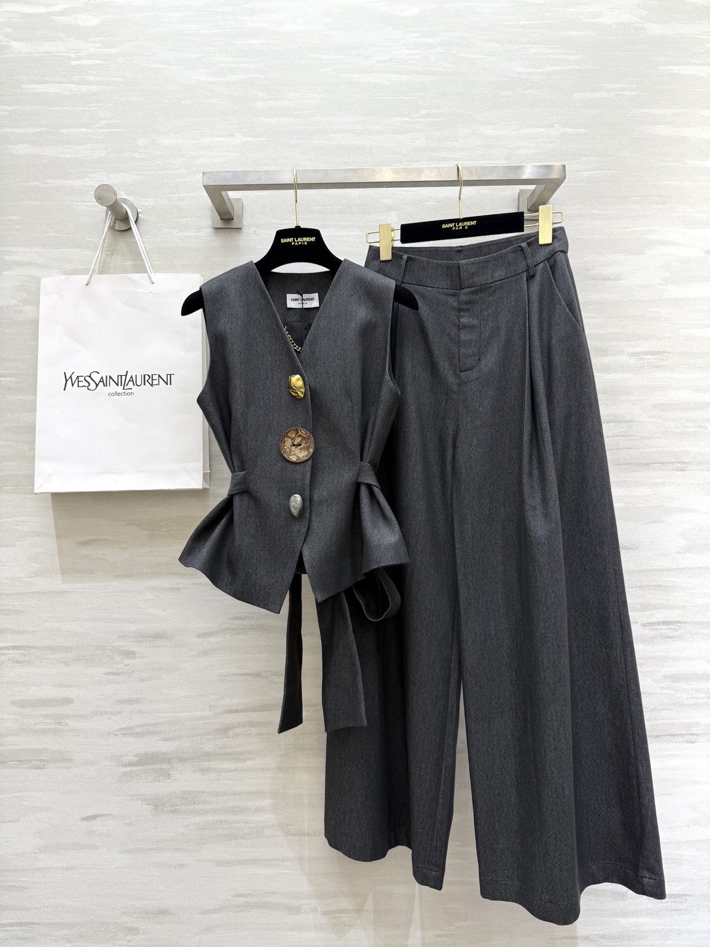 NO:476152,#ysl autumn and winter new style Tiansi cotton vest set waist strap waist to make you look slim. Customized Tiansi cotton texture is skin-friendly and comfortable. The three-dimensional tailoring style is super atmospheric and high-quality. Spot sizeS/M/L/XL (size size 88, sleeved length 56, trousers waist 66, trousers length 104), saint laurent,alexander wang19860909#ysl秋冬新款 天丝棉马甲套装 腰部绑带收腰显瘦 定制天丝棉质地亲肤舒适 立体剪裁版型超级大气高级 高品质 现货首发sizeS/M/L/XL（s码胸围88,衣长56,裤子腰围66,裤长104）,,saint laurent,alexander wang,Women's clothing