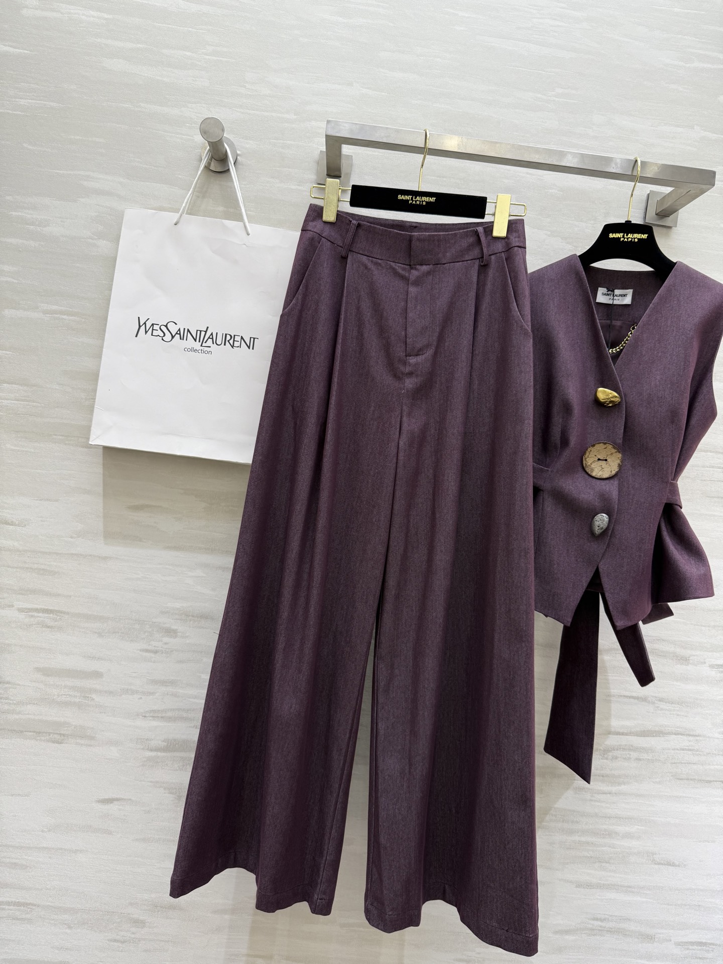 ￼ #ysl²⁵秋冬新款 天丝棉马甲套装 腰部绑带收腰显瘦 定制天丝棉质地亲肤舒适 立体剪裁版型超级大气