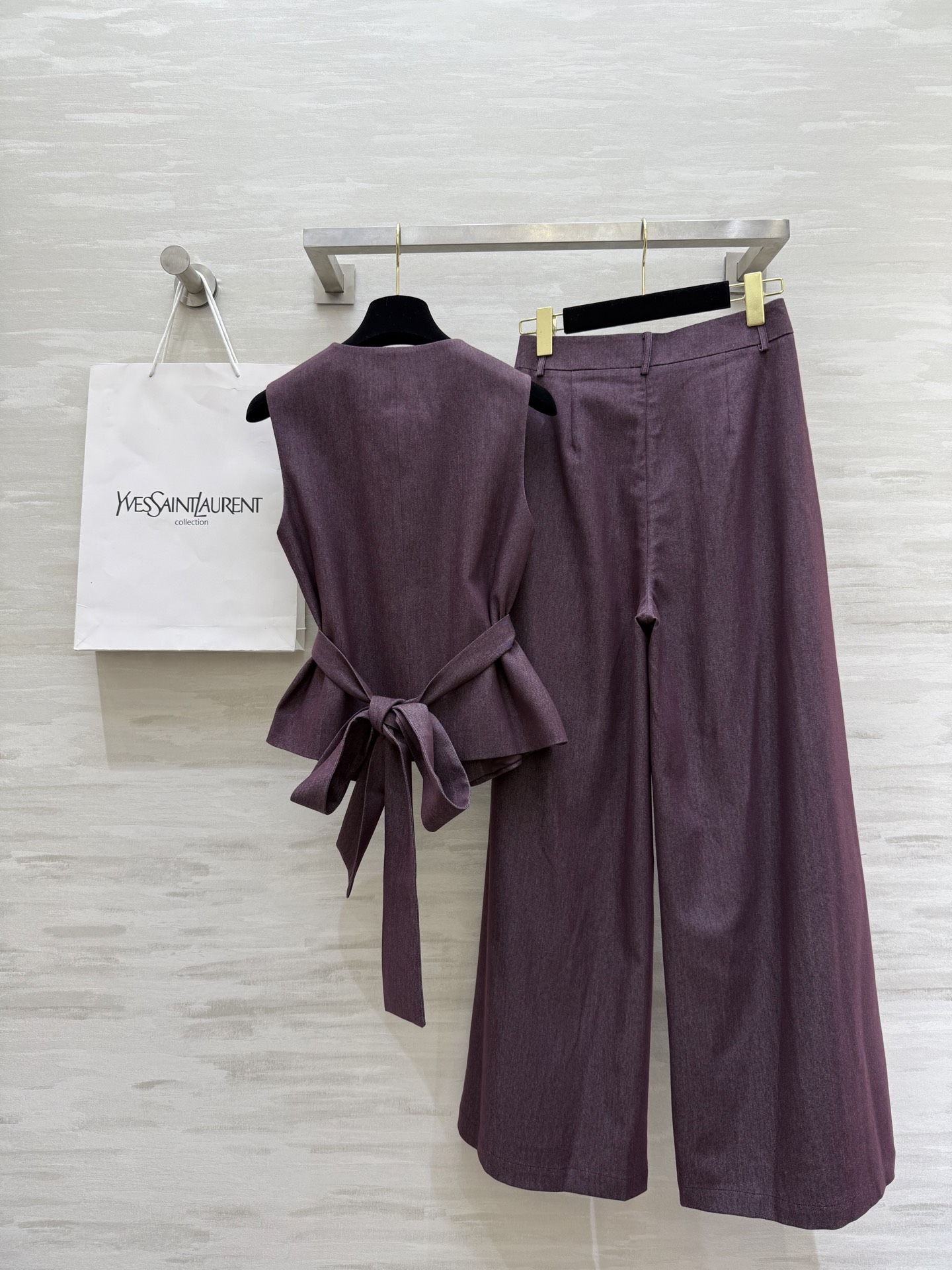 ￼ #ysl²⁵秋冬新款 天丝棉马甲套装 腰部绑带收腰显瘦 定制天丝棉质地亲肤舒适 立体剪裁版型超级大气