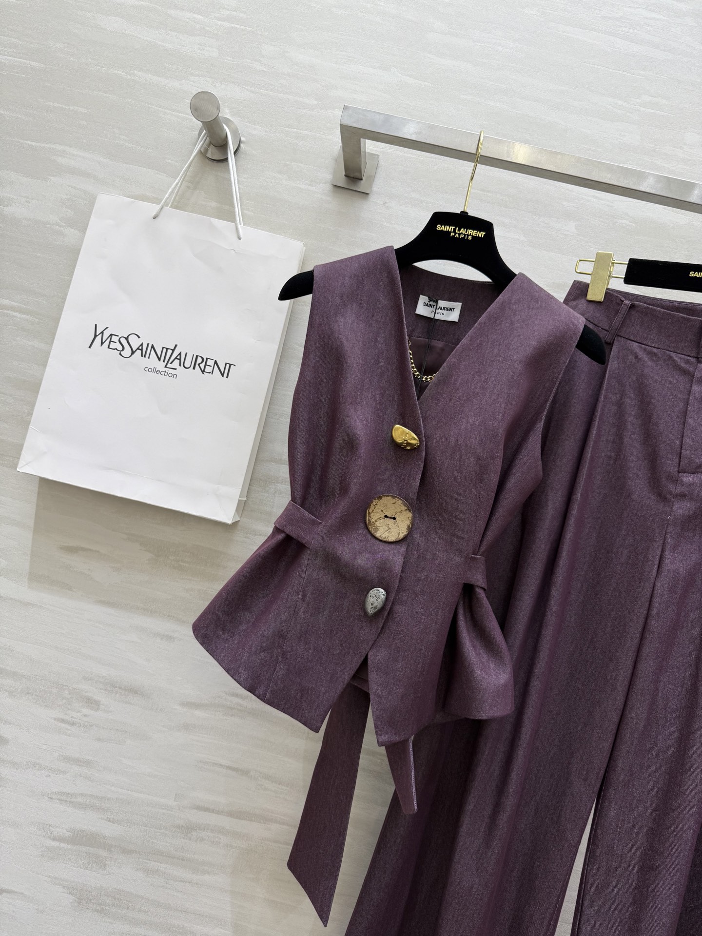 ￼ #ysl²⁵秋冬新款 天丝棉马甲套装 腰部绑带收腰显瘦 定制天丝棉质地亲肤舒适 立体剪裁版型超级大气