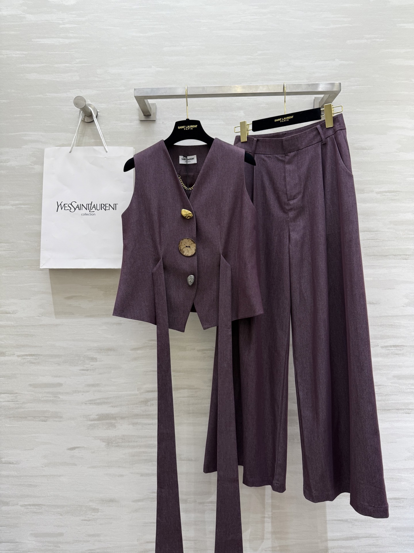 ￼ #ysl²⁵秋冬新款 天丝棉马甲套装 腰部绑带收腰显瘦 定制天丝棉质地亲肤舒适 立体剪裁版型超级大气