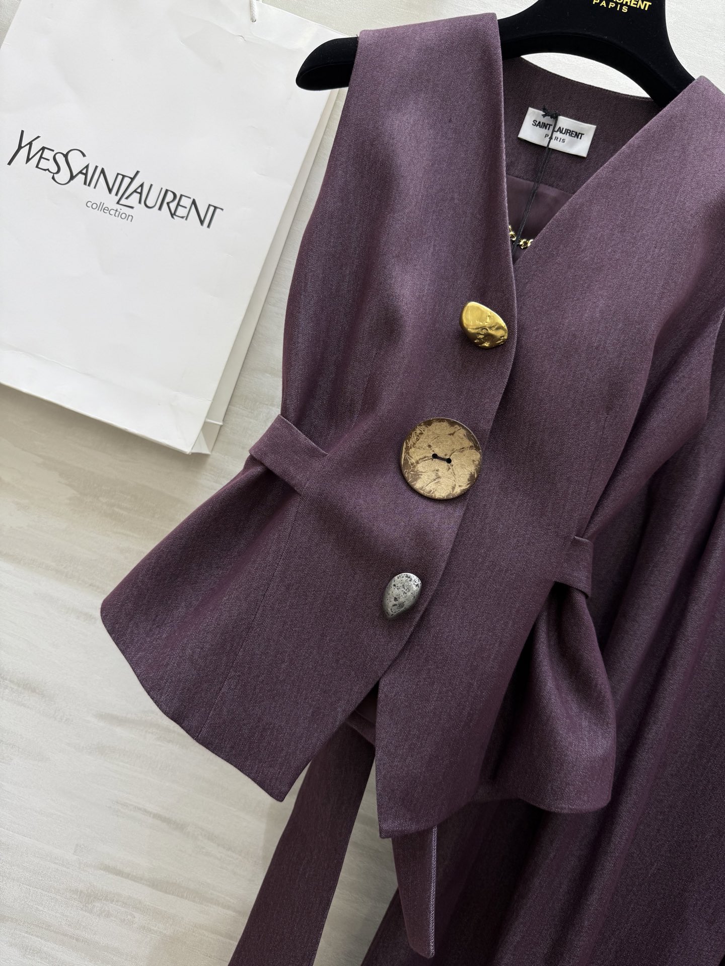 ￼ #ysl²⁵秋冬新款 天丝棉马甲套装 腰部绑带收腰显瘦 定制天丝棉质地亲肤舒适 立体剪裁版型超级大气