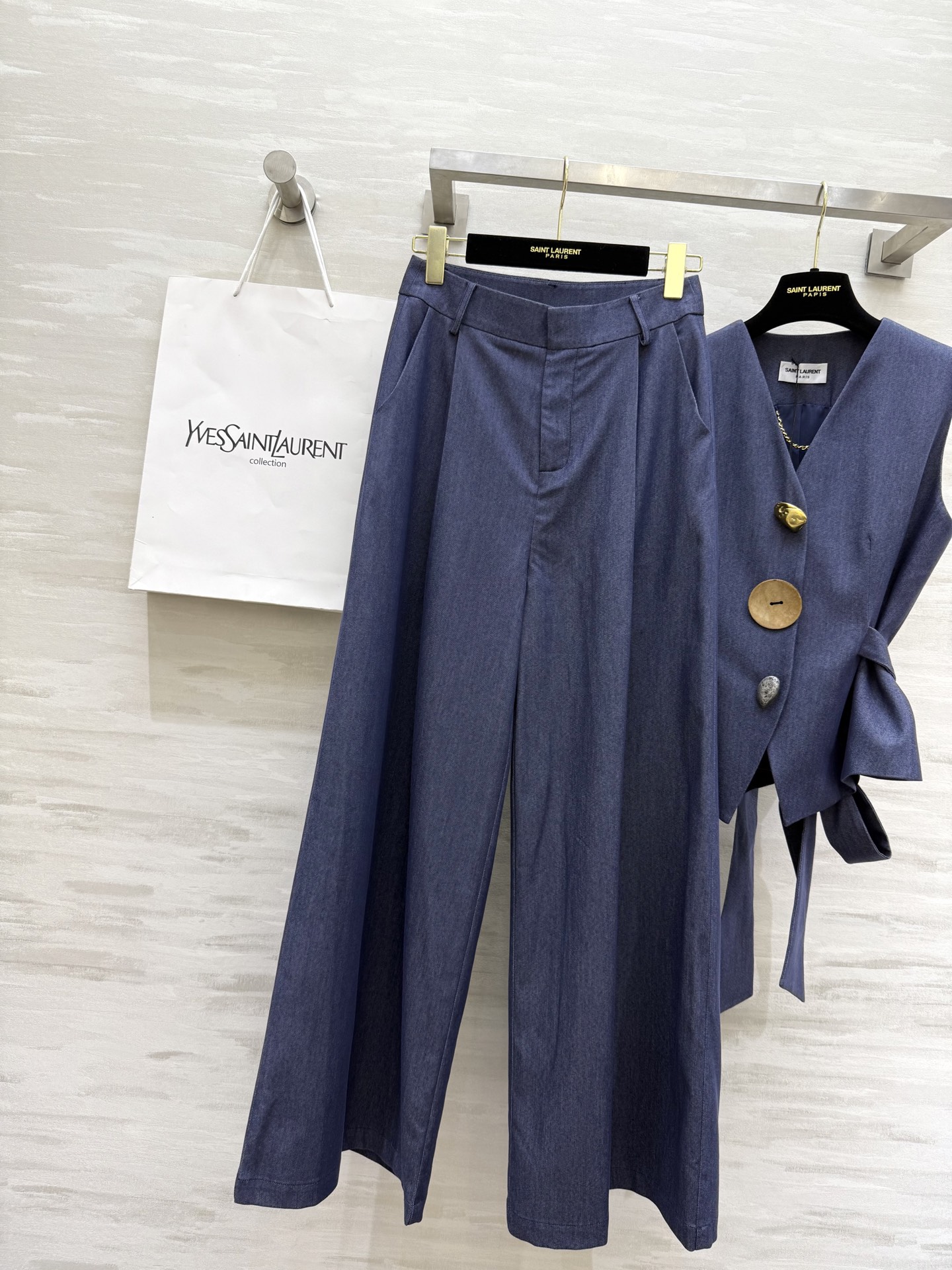 ￼ #ysl²⁵秋冬新款 天丝棉马甲套装 腰部绑带收腰显瘦 定制天丝棉质地亲肤舒适 立体剪裁版型超级大气