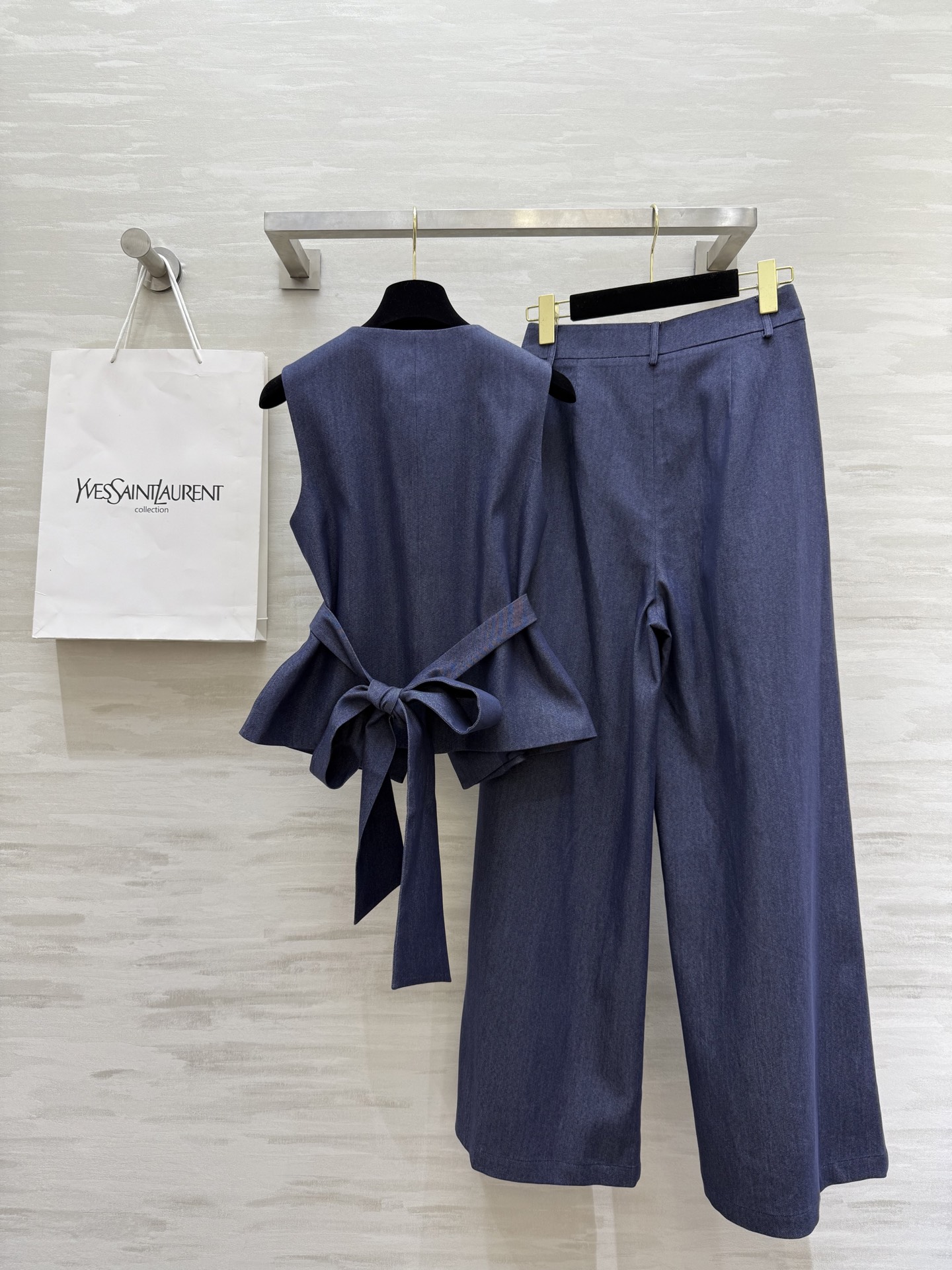 ￼ #ysl²⁵秋冬新款 天丝棉马甲套装 腰部绑带收腰显瘦 定制天丝棉质地亲肤舒适 立体剪裁版型超级大气