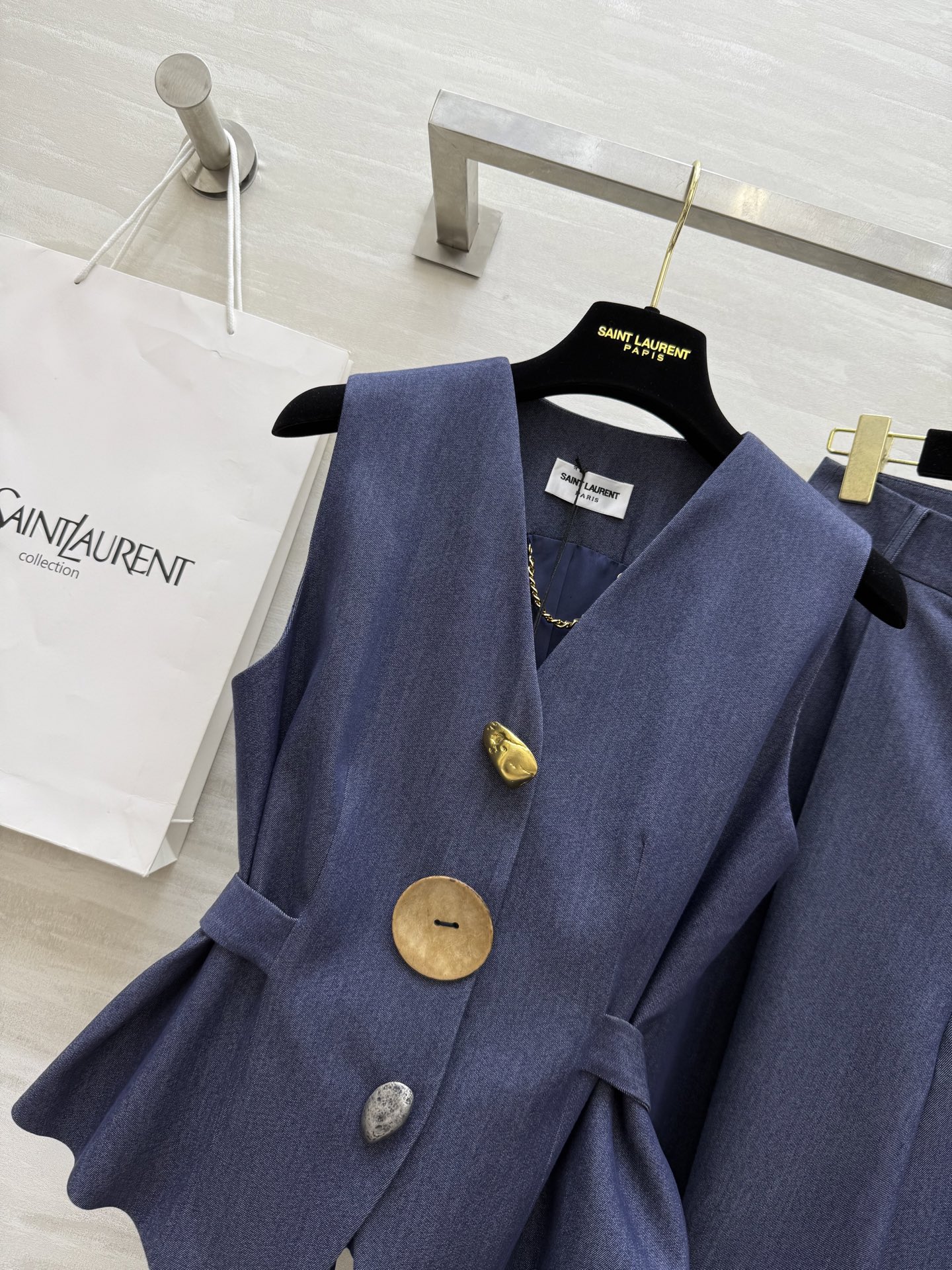 ￼ #ysl²⁵秋冬新款 天丝棉马甲套装 腰部绑带收腰显瘦 定制天丝棉质地亲肤舒适 立体剪裁版型超级大气