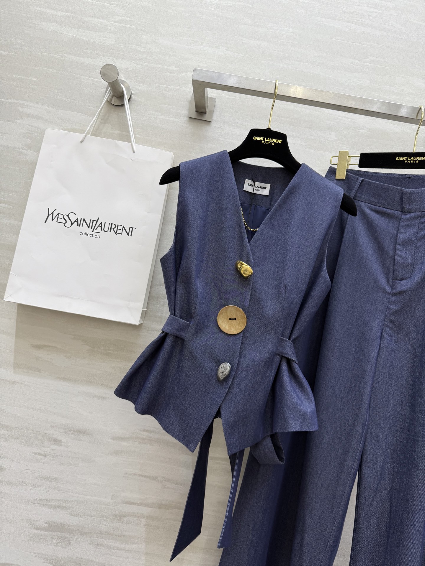 ￼ #ysl²⁵秋冬新款 天丝棉马甲套装 腰部绑带收腰显瘦 定制天丝棉质地亲肤舒适 立体剪裁版型超级大气