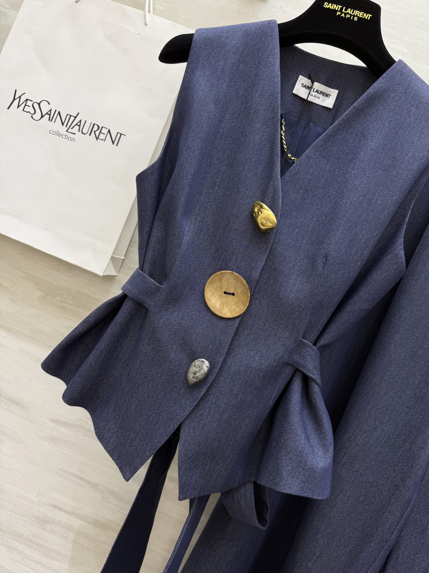 ￼ #ysl²⁵秋冬新款 天丝棉马甲套装 腰部绑带收腰显瘦 定制天丝棉质地亲肤舒适 立体剪裁版型超级大气