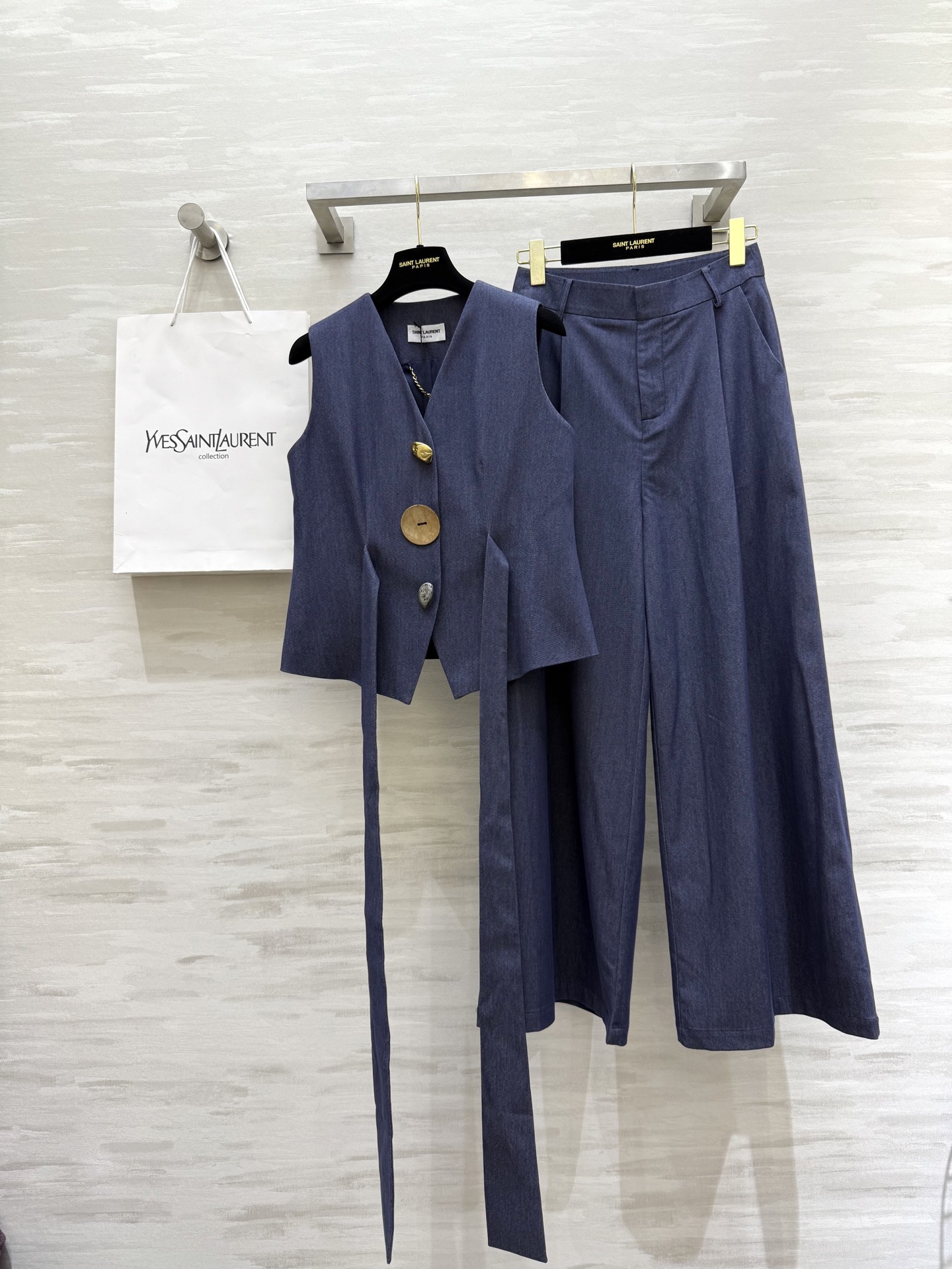 ￼ #ysl²⁵秋冬新款 天丝棉马甲套装 腰部绑带收腰显瘦 定制天丝棉质地亲肤舒适 立体剪裁版型超级大气