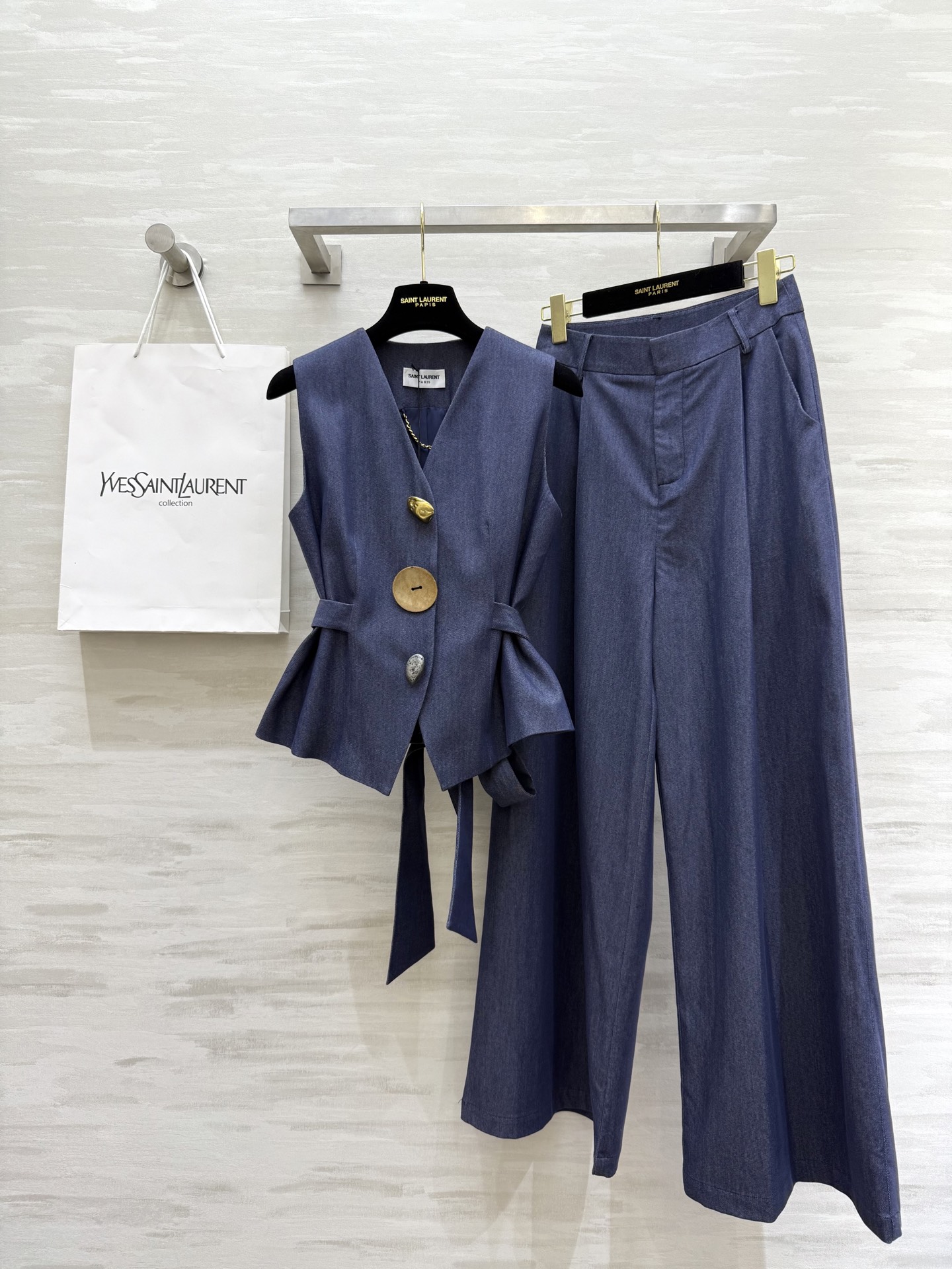 NO:476173,#ysl autumn and winter new style Tiansi cotton vest set waist strap waist to make you look slim. Customized Tiansi cotton texture is skin-friendly and comfortable. The three-dimensional tailoring style is super atmospheric and high-quality. Spot sizeS/M/L/XL (size size 88, sleeved length 56, trousers waist 66, trousers length 104), saint laurent,alexander wang19860909#ysl秋冬新款 天丝棉马甲套装 腰部绑带收腰显瘦 定制天丝棉质地亲肤舒适 立体剪裁版型超级大气高级 高品质 现货首发sizeS/M/L/XL（s码胸围88,衣长56,裤子腰围66,裤长104）,,saint laurent,alexander wang,Women's clothing