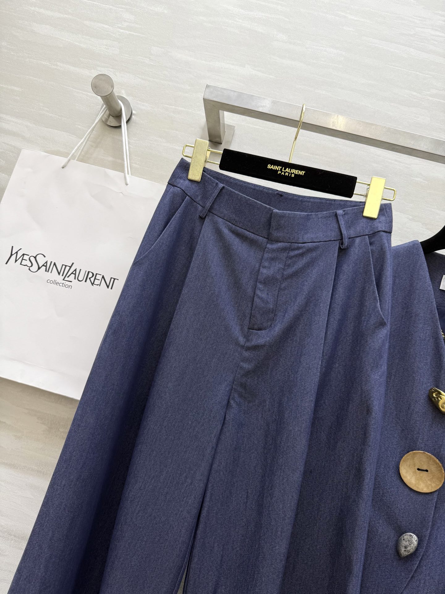 ￼ #ysl²⁵秋冬新款 天丝棉马甲套装 腰部绑带收腰显瘦 定制天丝棉质地亲肤舒适 立体剪裁版型超级大气