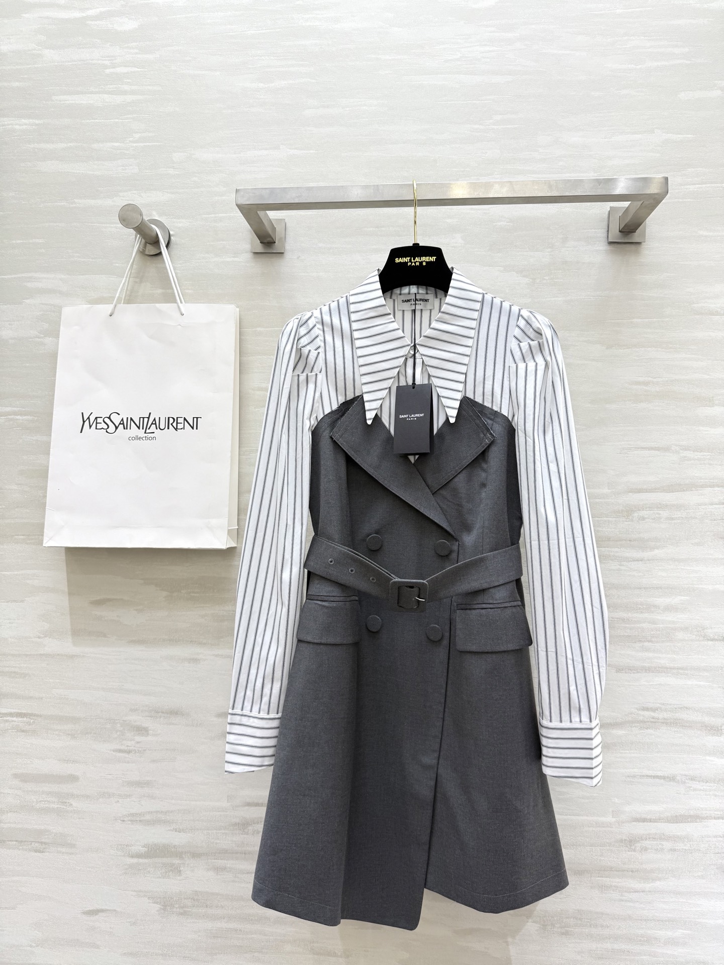 NO:476191,#ysl autumn and winter new style, fake two-piece shirt splicing suit long-sleeved dress, waist belt waist slimming, three-dimensional tailoring style is invincible and easy to wear, high-quality customization, spot first-time sizeS/M/L/XL (size s bust 86, skirt length 90),,saint laurent, skirts, business suit,alexander wang19860909#ysl秋冬新款 假两件衬衣拼接西装长袖连衣裙 腰部腰带收腰显瘦 立体剪裁版型无敌好穿 高品质定制 现货首发sizeS/M/L/XL（s码胸围86,裙长90）,,saint laurent,skirts,business suit,alexander wang,Women's clothing