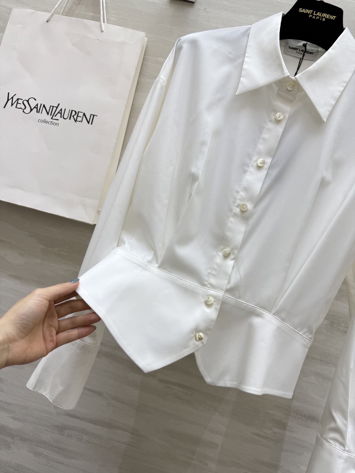 #ysl²⁵早秋新款 大女主衬衫|温柔外壳力量内核🖇 ᯓ这件衬衫有着温柔的底色 穿上身却莫名有种迸发的力