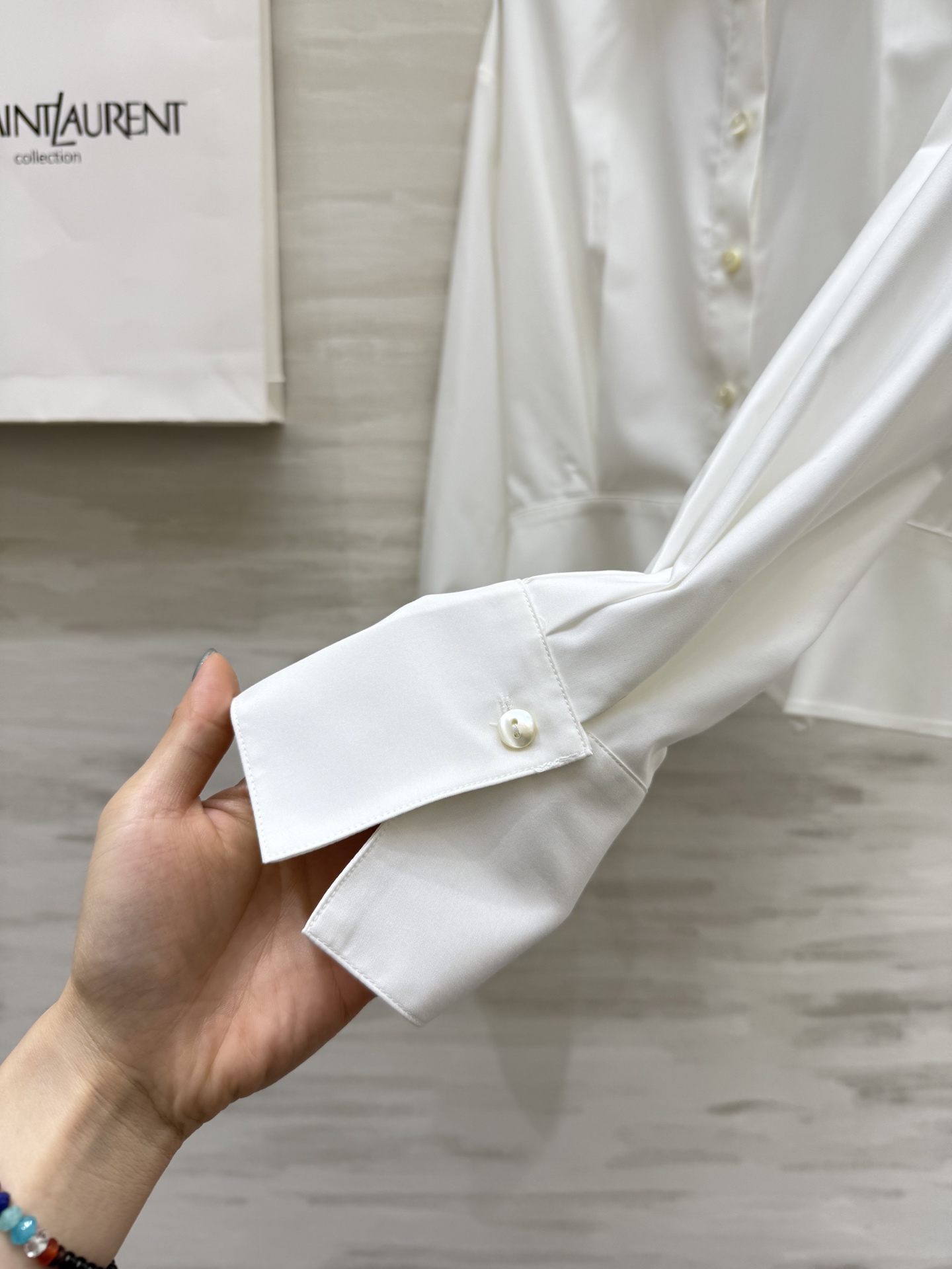 #ysl²⁵早秋新款 大女主衬衫|温柔外壳力量内核🖇 ᯓ这件衬衫有着温柔的底色 穿上身却莫名有种迸发的力