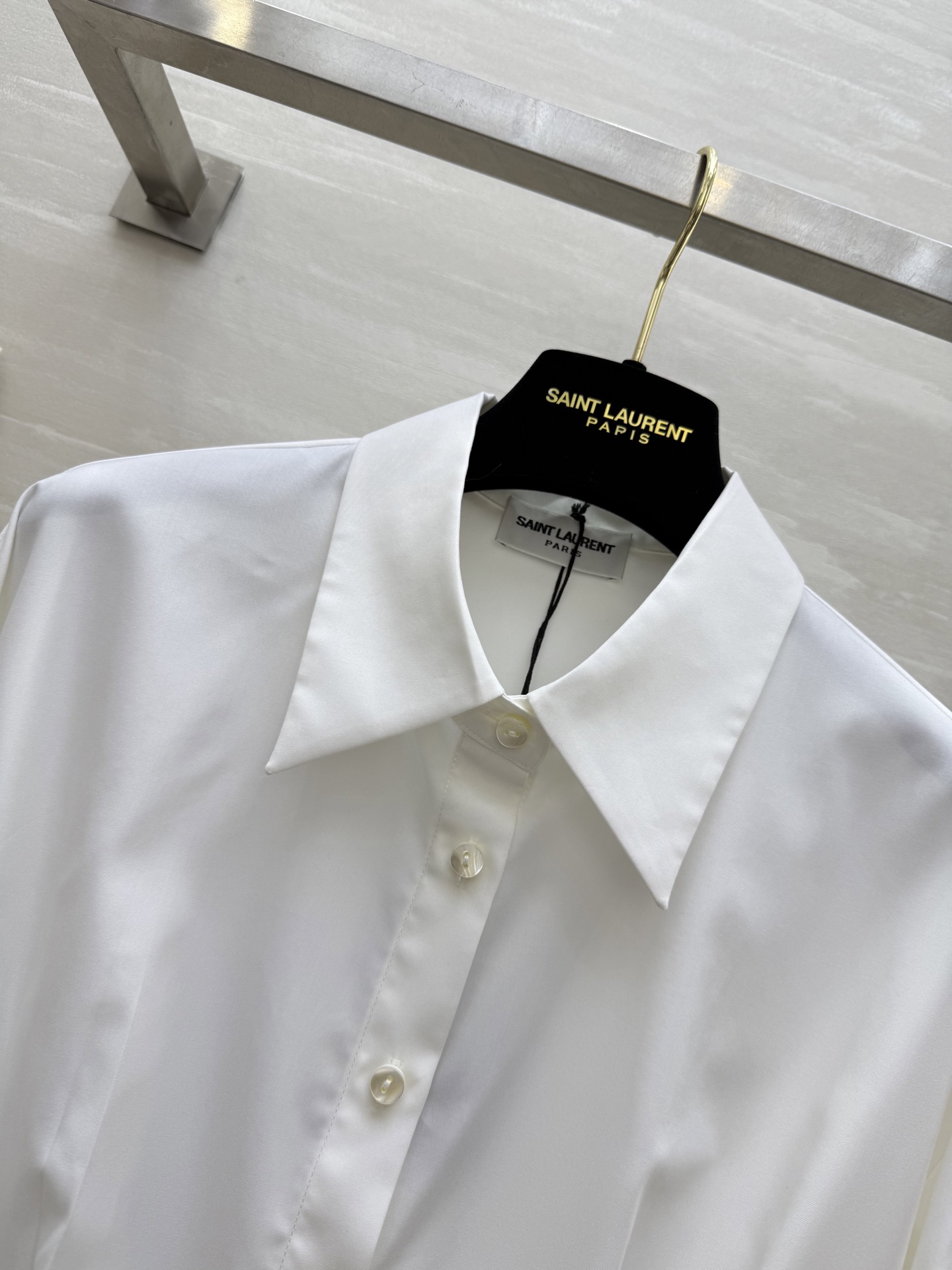 #ysl²⁵早秋新款 大女主衬衫|温柔外壳力量内核🖇 ᯓ这件衬衫有着温柔的底色 穿上身却莫名有种迸发的力