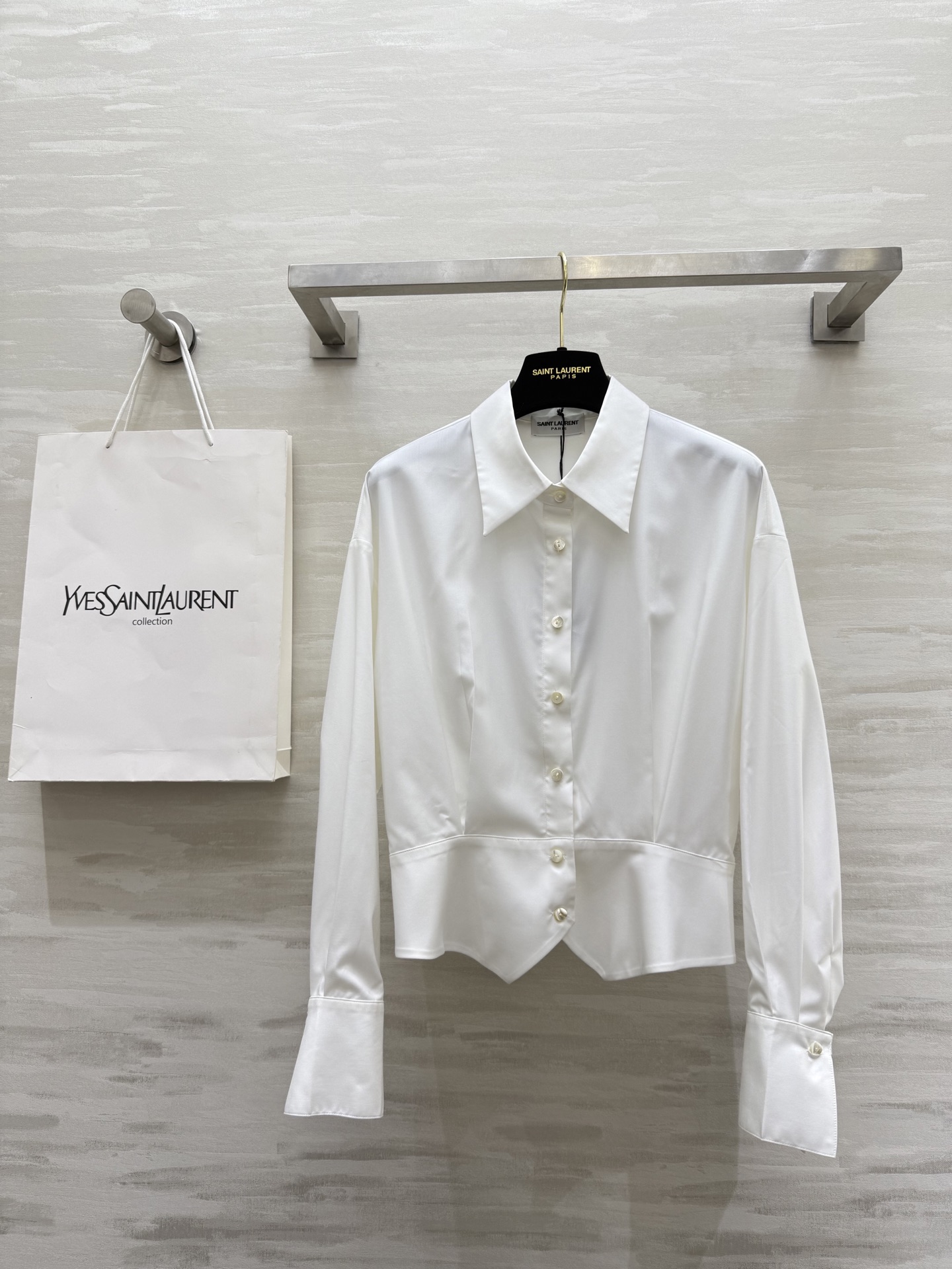 NO:476202,#ysl early autumn new style Big female lead shirt | Gentle shell power core This shirt has a gentle background color, but it inexplicably has a burst of power on the body. Customized shell buckles Each one is like a pearl, exuding a warm luster, low-key luxury, high quality, spot first-time sizeS/M/L/XL (M size shoulder width 52, bust 104, length 54),,saint laurent,shirts,alexander wang19860909#ysl早秋新款 大女主衬衫|温柔外壳力量内核 这件衬衫有着温柔的底色 穿上身却莫名有种迸发的力量感 定制贝壳扣 每一颗都像珍珠一样 散发着温润光泽 低调奢华 高品质 现货首发sizeS/M/L/XL（M码肩宽52,胸围104,衣长54）,,saint laurent,shirts,alexander wang,Women's clothing