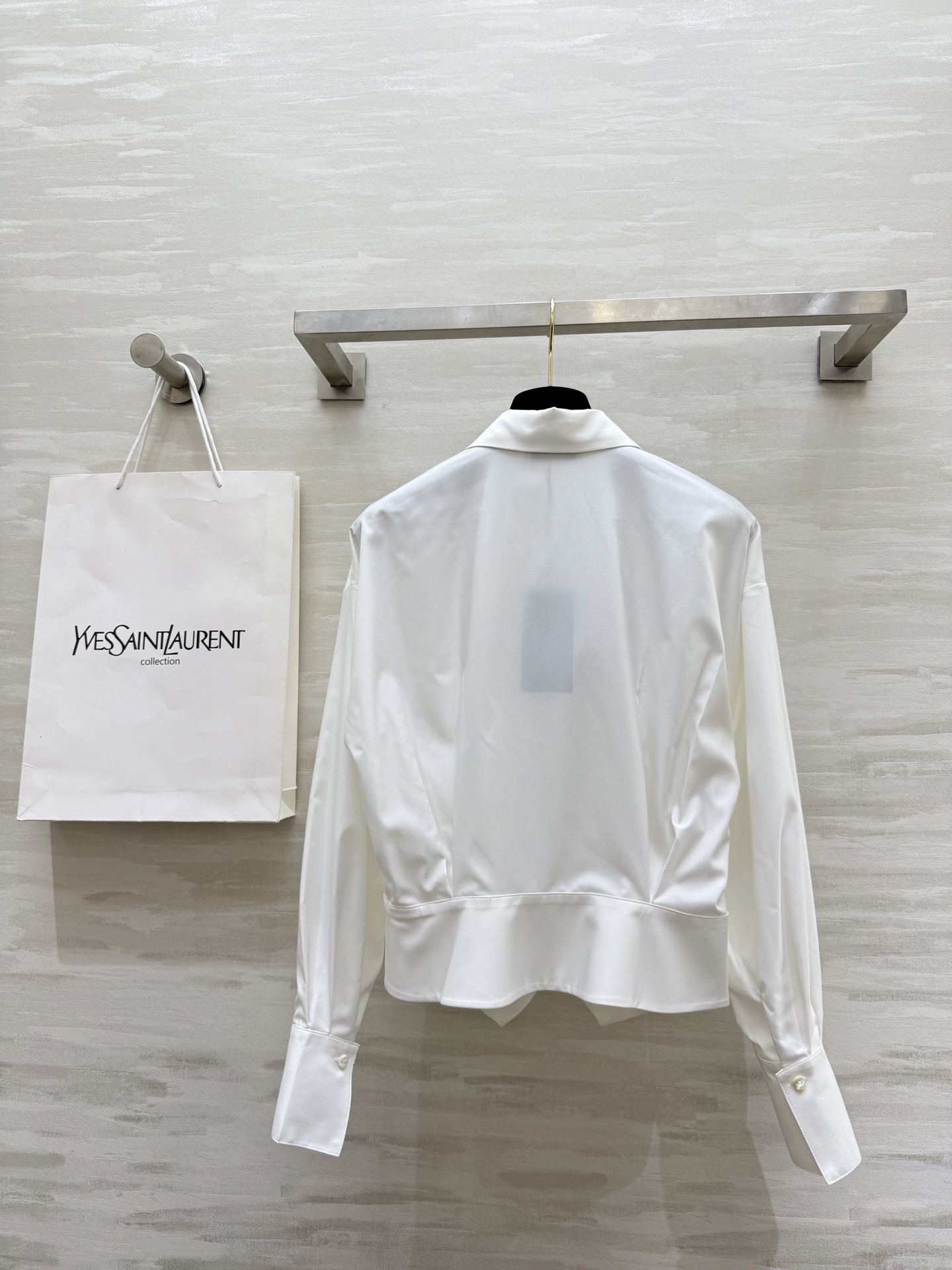 #ysl²⁵早秋新款 大女主衬衫|温柔外壳力量内核🖇 ᯓ这件衬衫有着温柔的底色 穿上身却莫名有种迸发的力