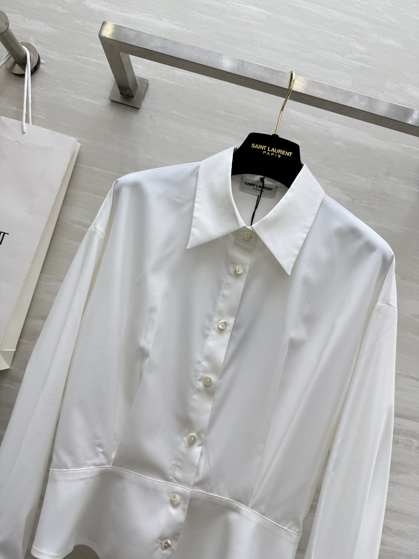 #ysl²⁵早秋新款 大女主衬衫|温柔外壳力量内核🖇 ᯓ这件衬衫有着温柔的底色 穿上身却莫名有种迸发的力