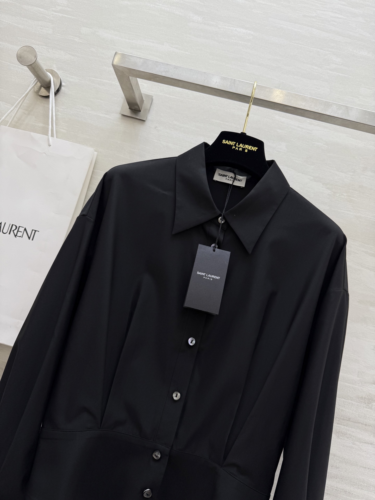 #ysl²⁵早秋新款 大女主衬衫|温柔外壳力量内核🖇 ᯓ这件衬衫有着温柔的底色 穿上身却莫名有种迸发的力