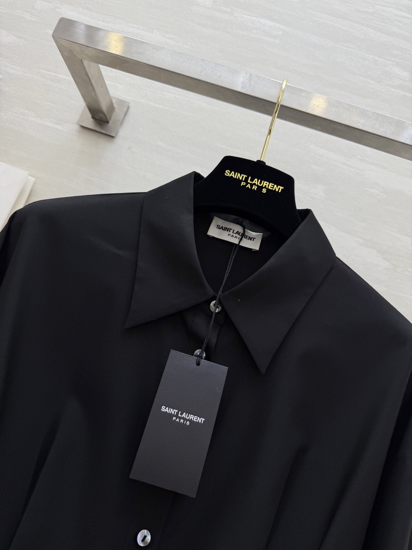 #ysl²⁵早秋新款 大女主衬衫|温柔外壳力量内核🖇 ᯓ这件衬衫有着温柔的底色 穿上身却莫名有种迸发的力