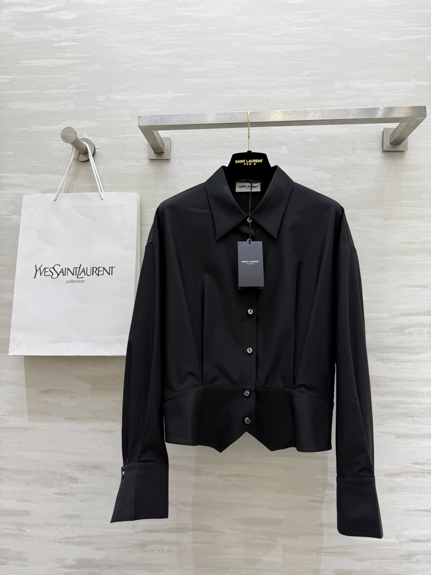 NO:476164,#ysl early autumn new style Big female lead shirt | Gentle shell power core This shirt has a gentle background color, but it inexplicably has a burst of power on the body. Customized shell buckles Each one is like a pearl, exuding a warm luster, low-key luxury, high quality, spot first-time sizeS/M/L/XL (M size shoulder width 52, bust 104, length 54),,saint laurent,shirts,alexander wang19860909#ysl早秋新款 大女主衬衫|温柔外壳力量内核 这件衬衫有着温柔的底色 穿上身却莫名有种迸发的力量感 定制贝壳扣 每一颗都像珍珠一样 散发着温润光泽 低调奢华 高品质 现货首发sizeS/M/L/XL（M码肩宽52,胸围104,衣长54）,,saint laurent,shirts,alexander wang,Women's clothing