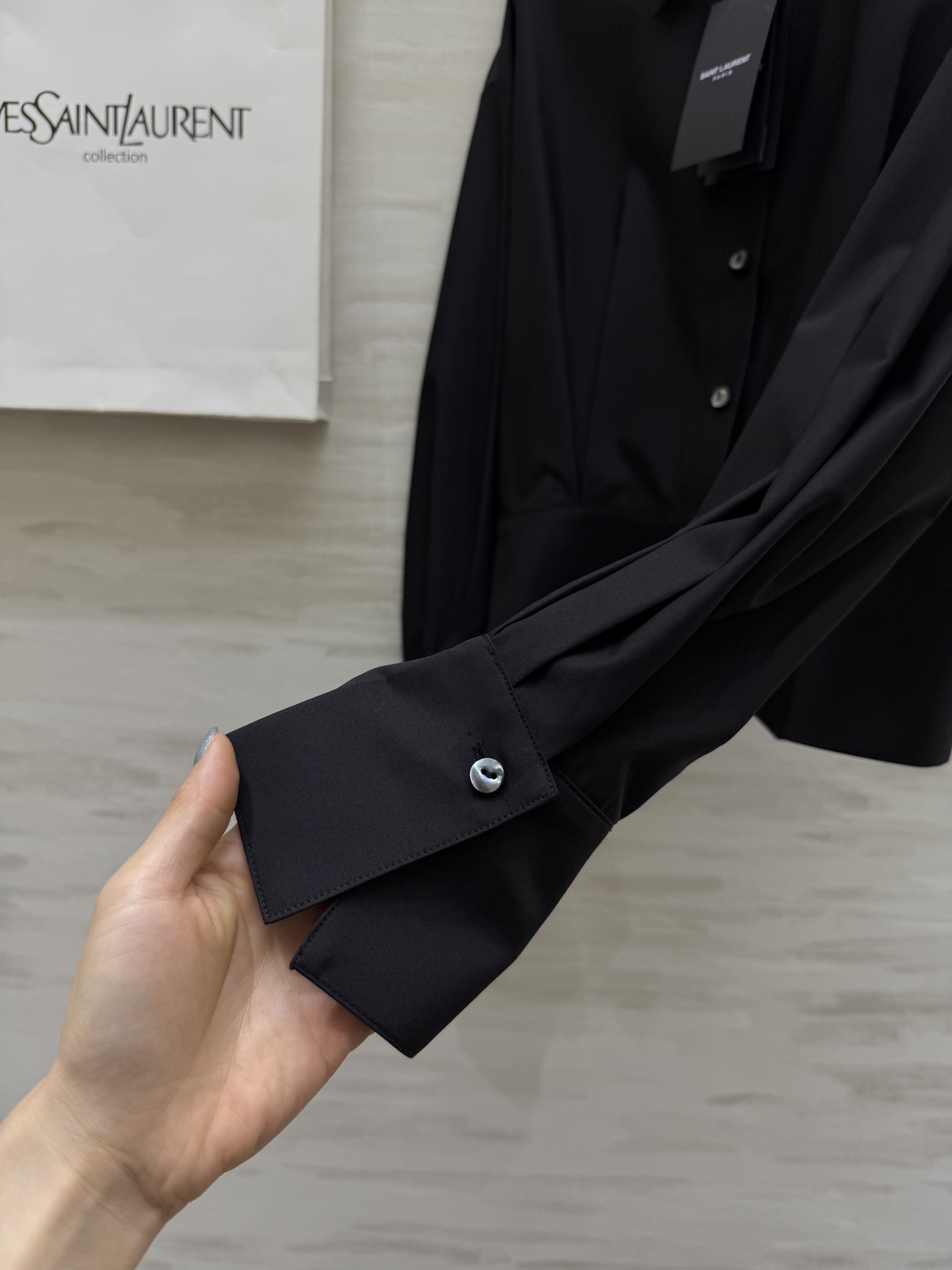 #ysl²⁵早秋新款 大女主衬衫|温柔外壳力量内核🖇 ᯓ这件衬衫有着温柔的底色 穿上身却莫名有种迸发的力