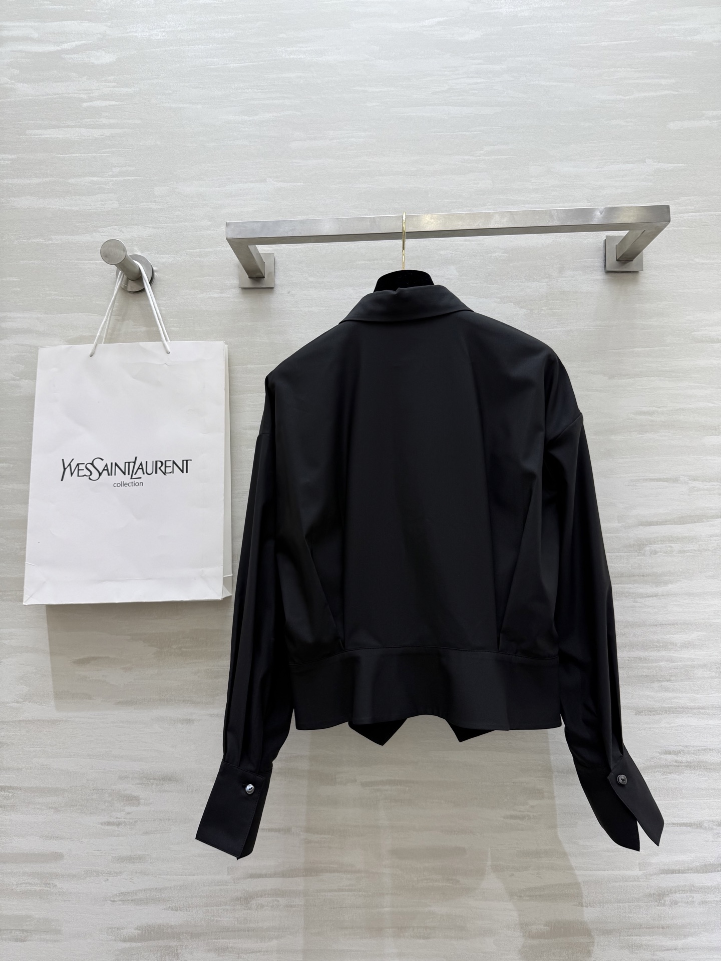 #ysl²⁵早秋新款 大女主衬衫|温柔外壳力量内核🖇 ᯓ这件衬衫有着温柔的底色 穿上身却莫名有种迸发的力